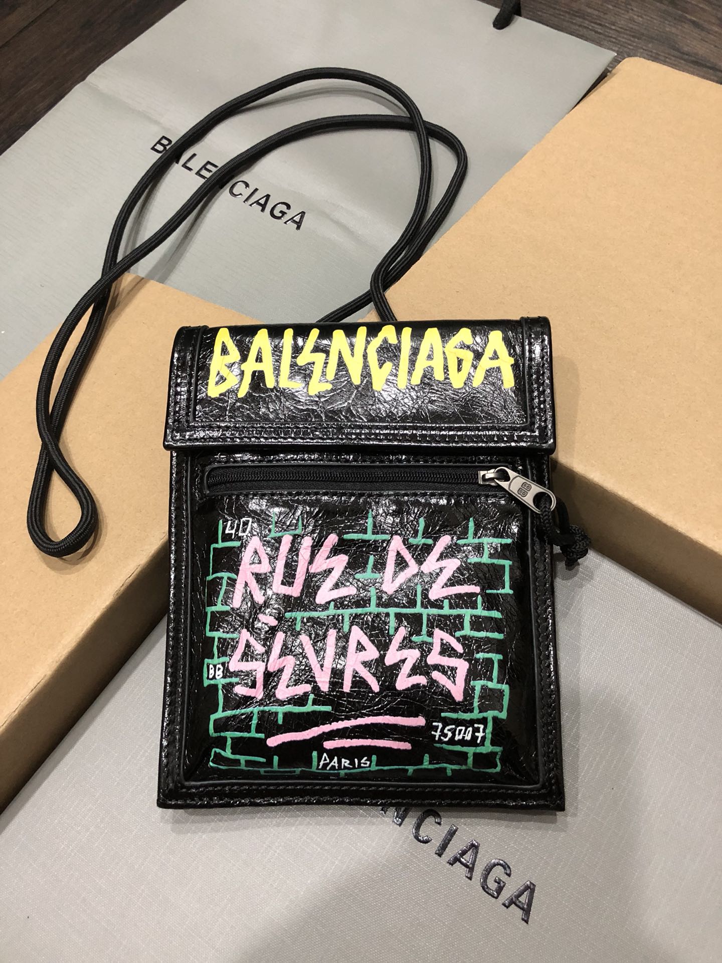 Balenciaga 新款斜背/腰包/每次的设计都是刚刚好，今年无论出什么款都会有一大波 跟风 这款小包不仅能斜背