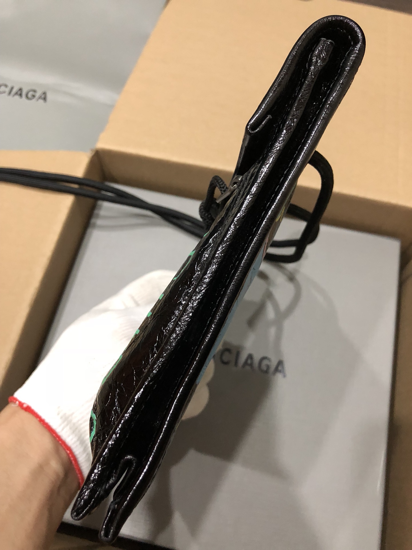 Balenciaga 新款斜背/腰包/每次的设计都是刚刚好，今年无论出什么款都会有一大波 跟风 这款小包不仅能斜背