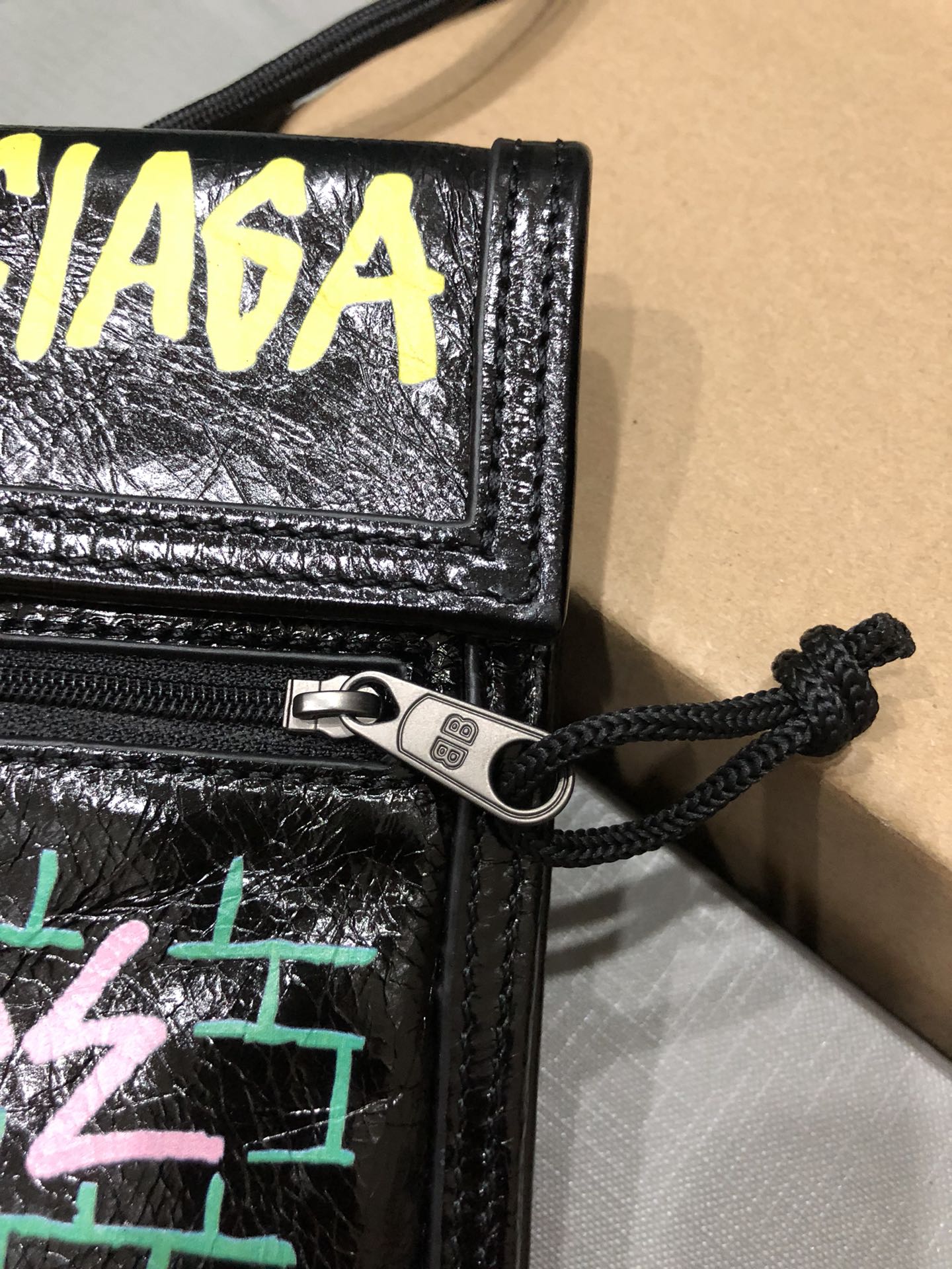 Balenciaga 新款斜背/腰包/每次的设计都是刚刚好，今年无论出什么款都会有一大波 跟风 这款小包不仅能斜背