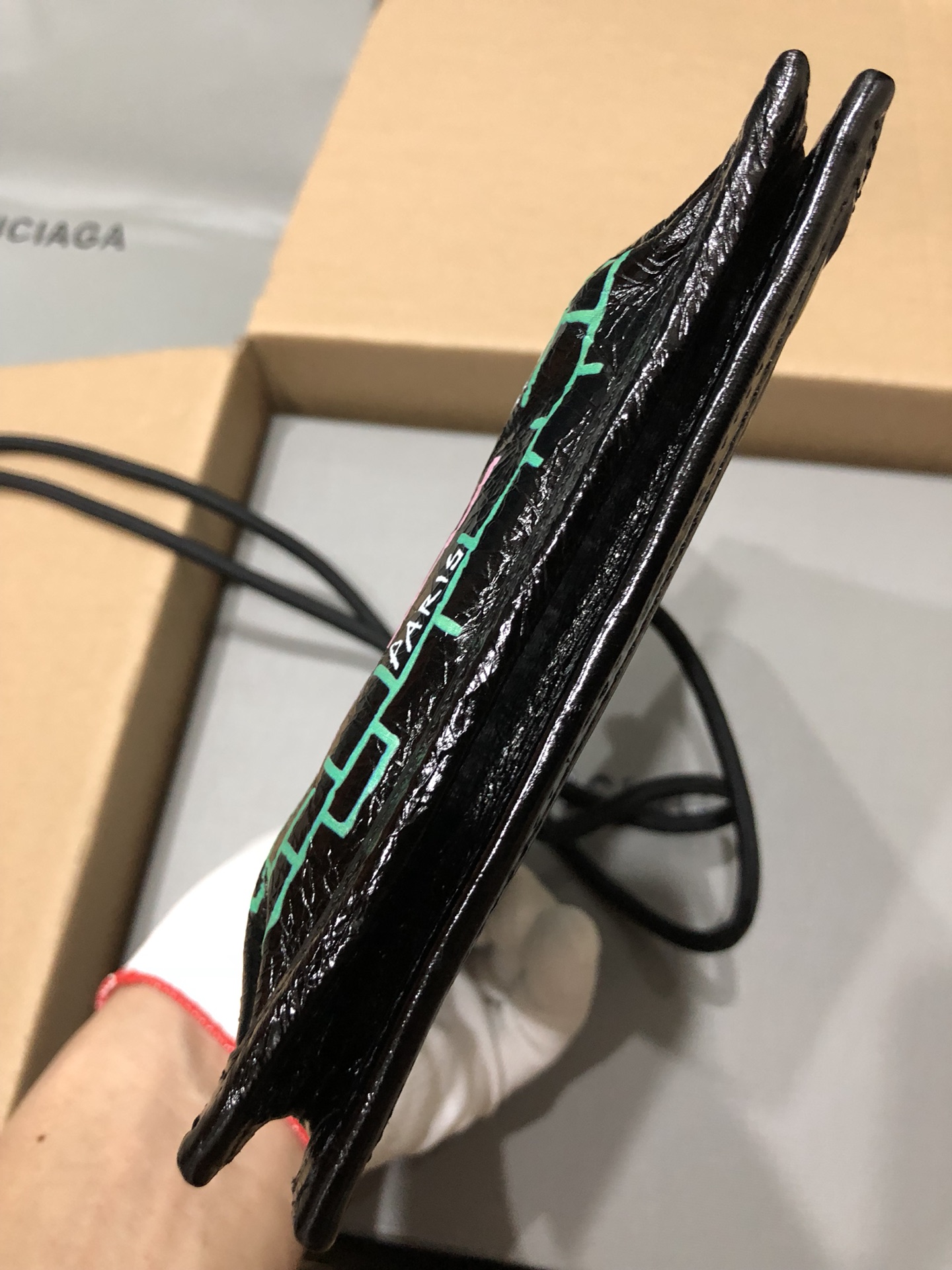 Balenciaga 新款斜背/腰包/每次的设计都是刚刚好，今年无论出什么款都会有一大波 跟风 这款小包不仅能斜背