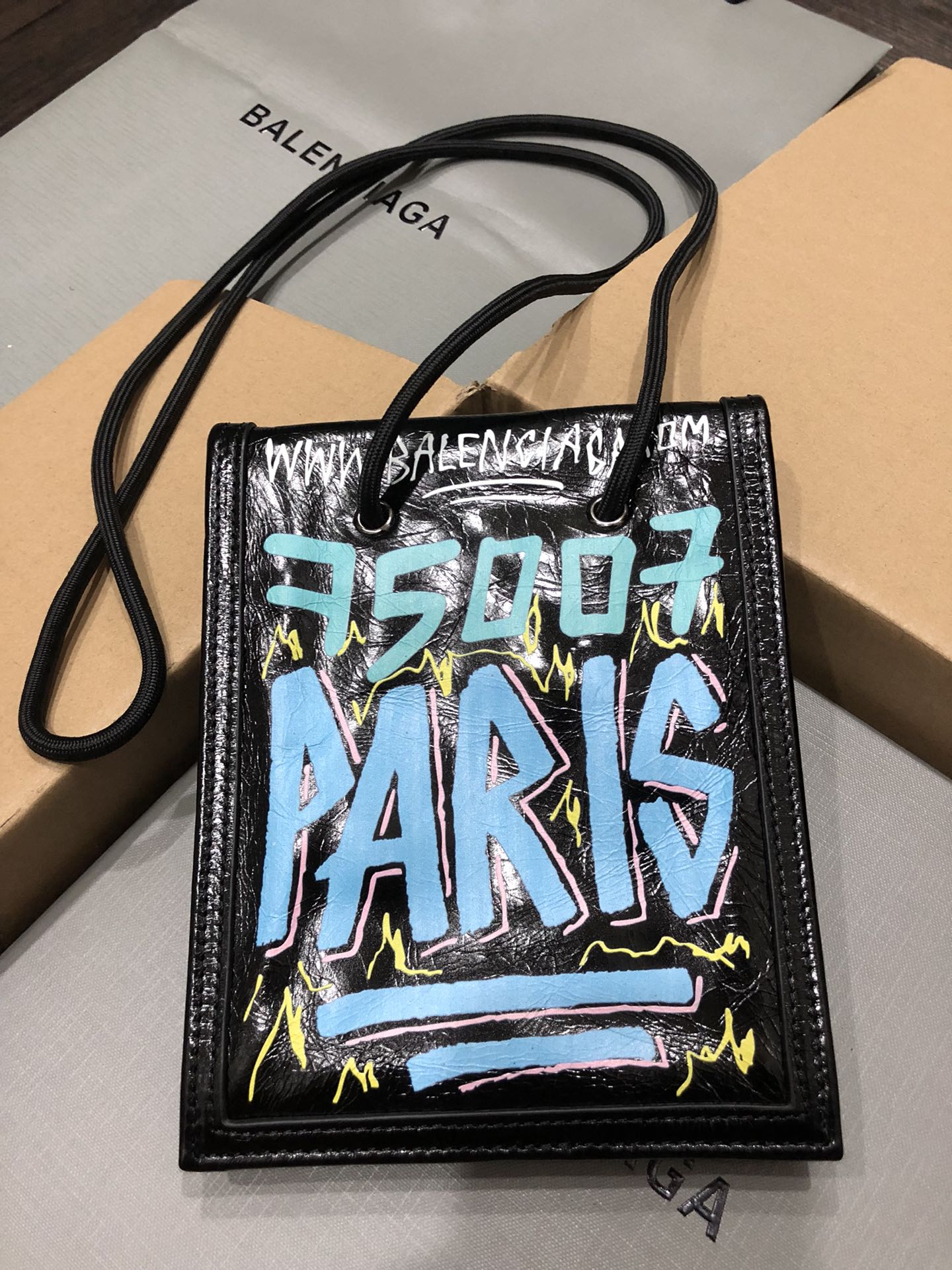 Balenciaga 新款斜背/腰包/每次的设计都是刚刚好，今年无论出什么款都会有一大波 跟风 这款小包不仅能斜背