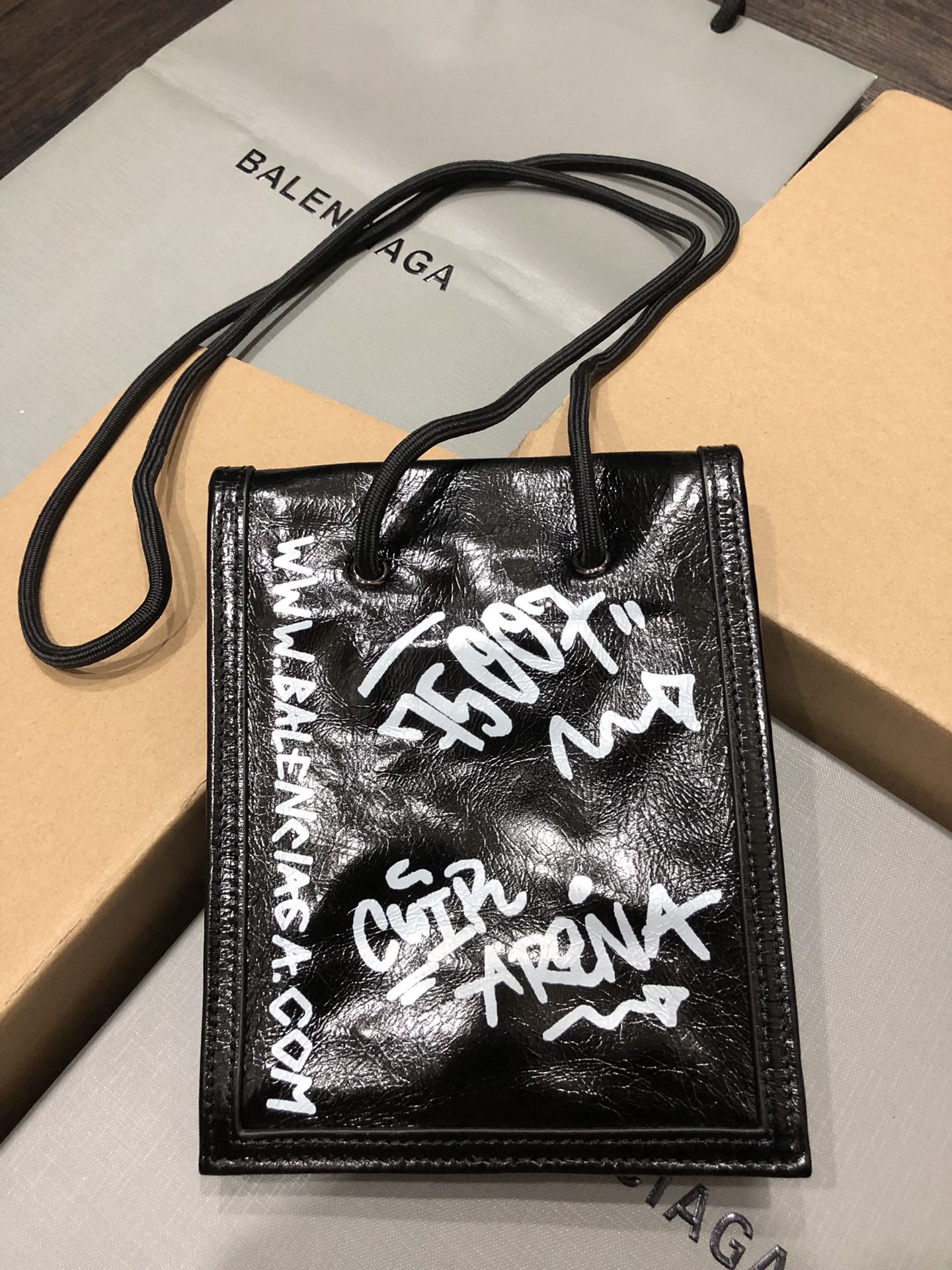 Balenciaga 新款斜背/腰包/每次的设计都是刚刚好，今年无论出什么款都会有一大波 跟风 这款小包不仅能斜背