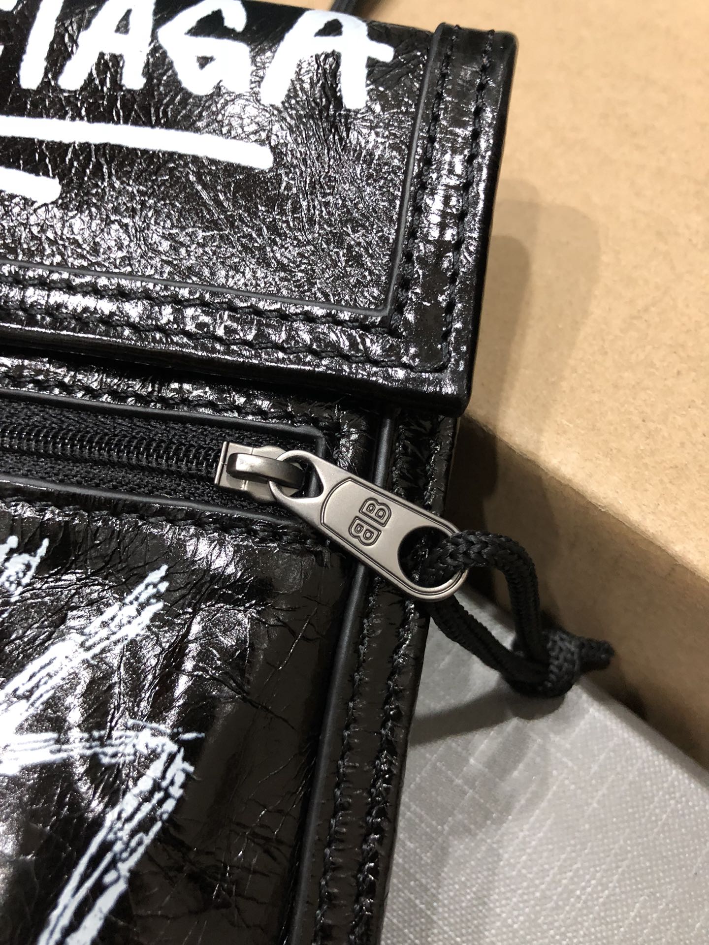 Balenciaga 新款斜背/腰包/每次的设计都是刚刚好，今年无论出什么款都会有一大波 跟风 这款小包不仅能斜背