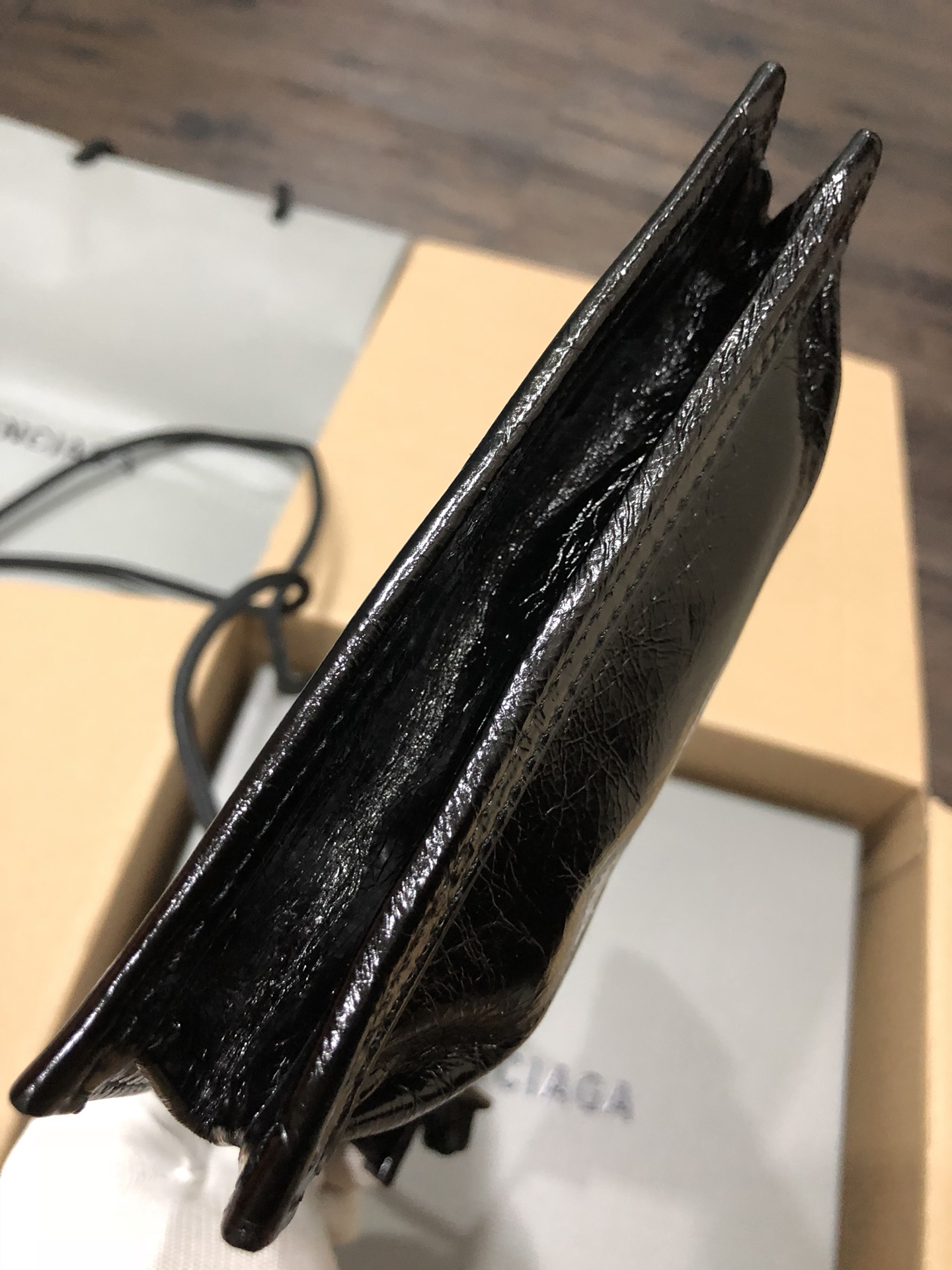 Balenciaga 新款斜背/腰包/每次的设计都是刚刚好，今年无论出什么款都会有一大波 跟风 这款小包不仅能斜背