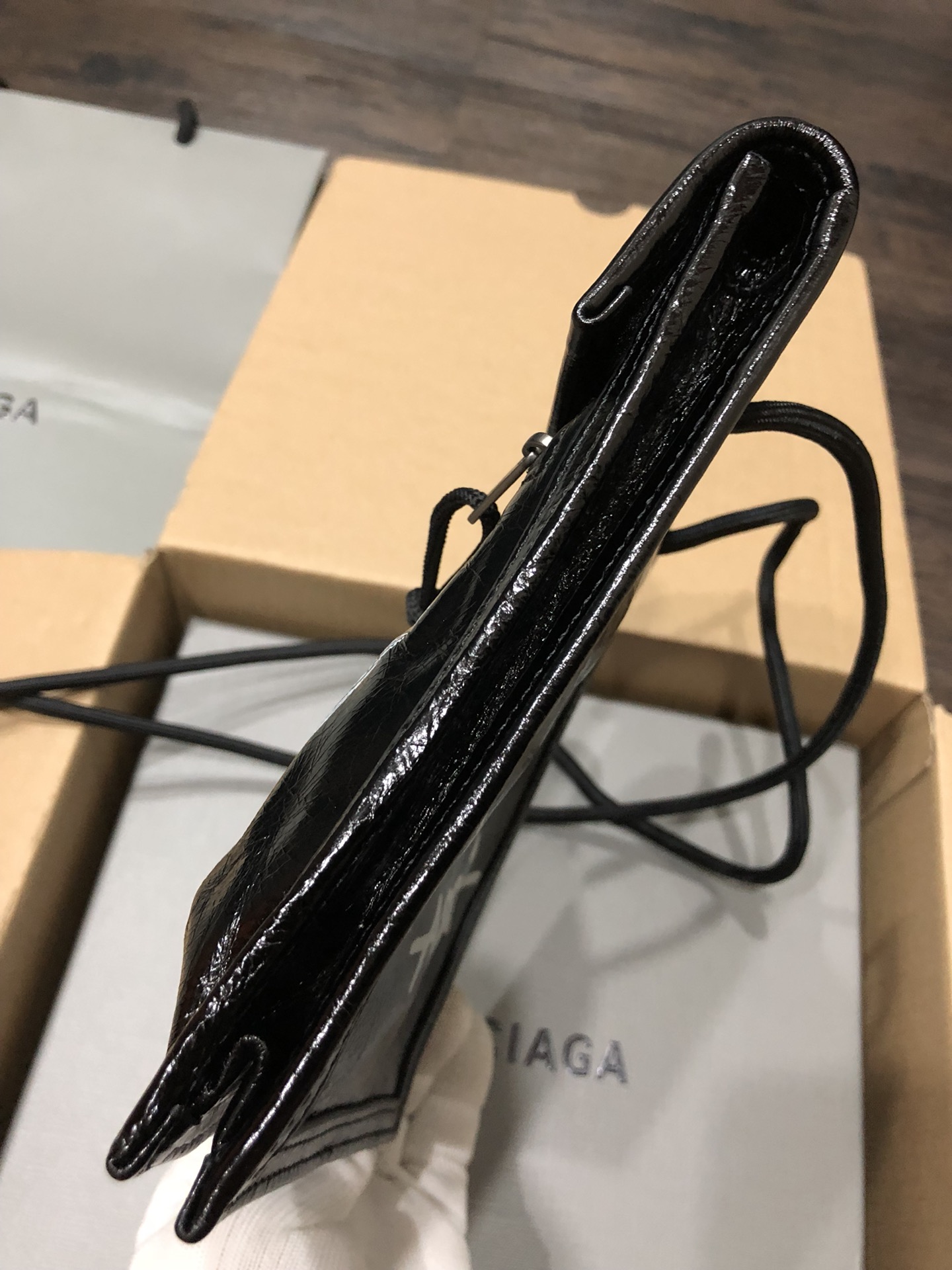 Balenciaga 新款斜背/腰包/每次的设计都是刚刚好，今年无论出什么款都会有一大波 跟风 这款小包不仅能斜背