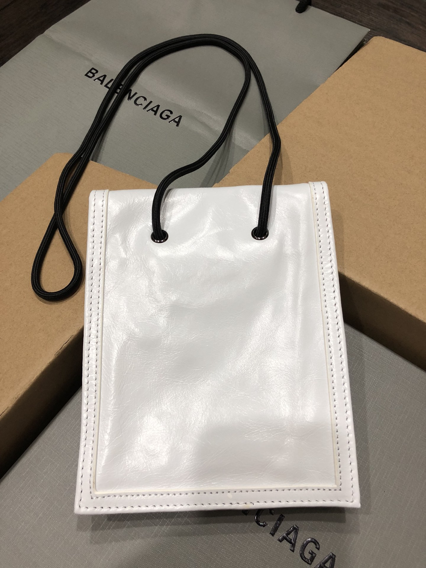 Balenciaga 新款斜背/腰包/每次的设计都是刚刚好，今年无论出什么款都会有一大波 跟风 这款小包不仅能斜背