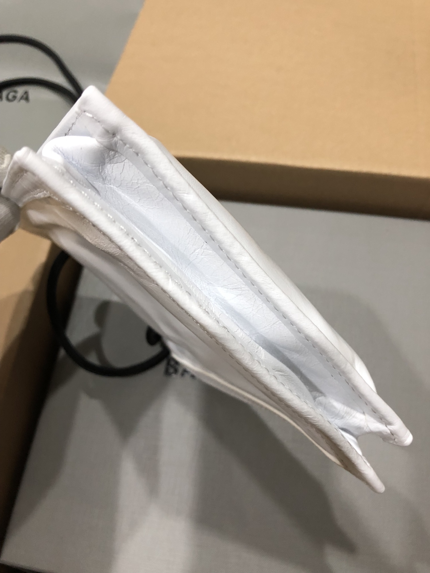 Balenciaga 新款斜背/腰包/每次的设计都是刚刚好，今年无论出什么款都会有一大波 跟风 这款小包不仅能斜背