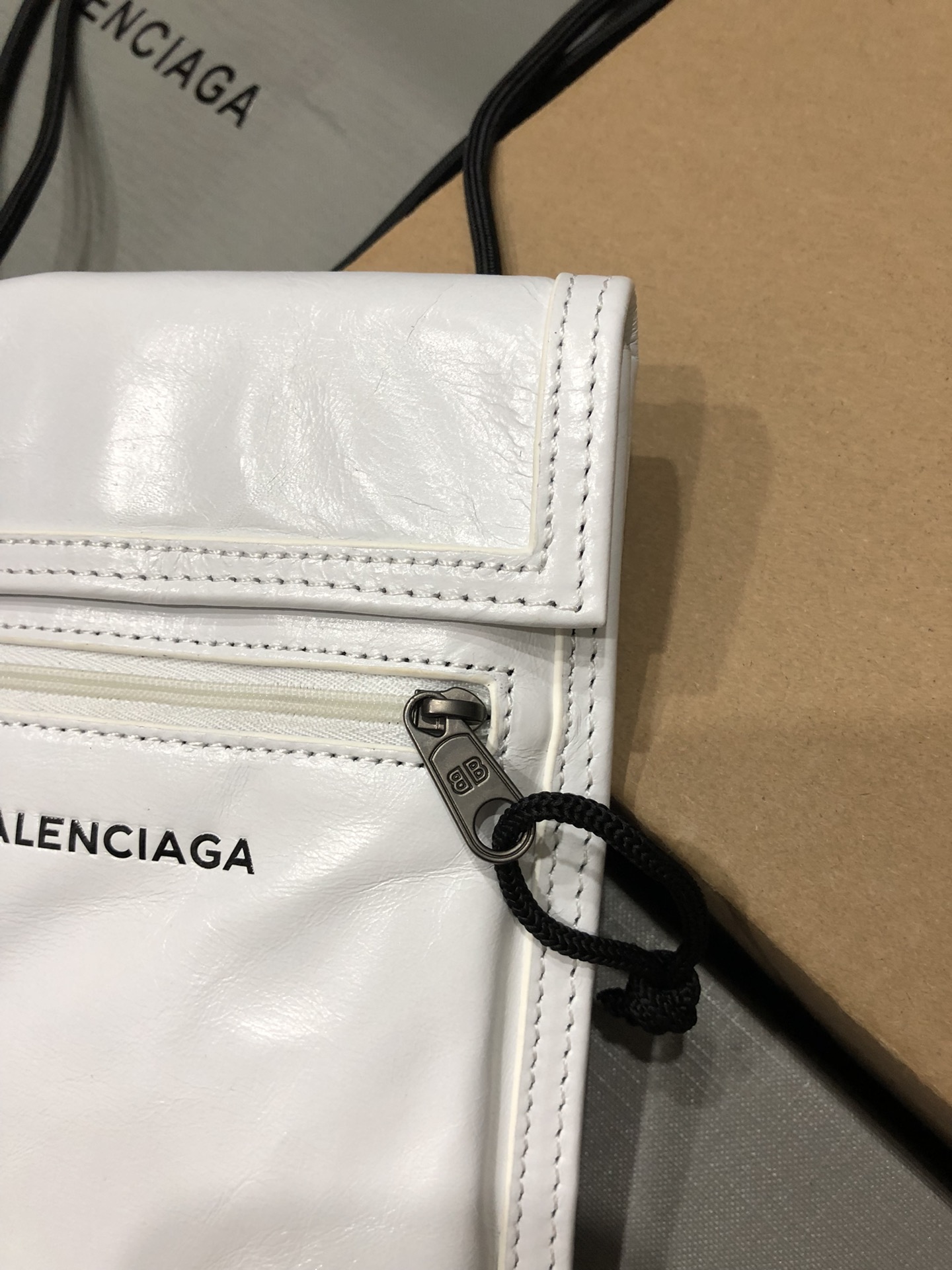 Balenciaga 新款斜背/腰包/每次的设计都是刚刚好，今年无论出什么款都会有一大波 跟风 这款小包不仅能斜背
