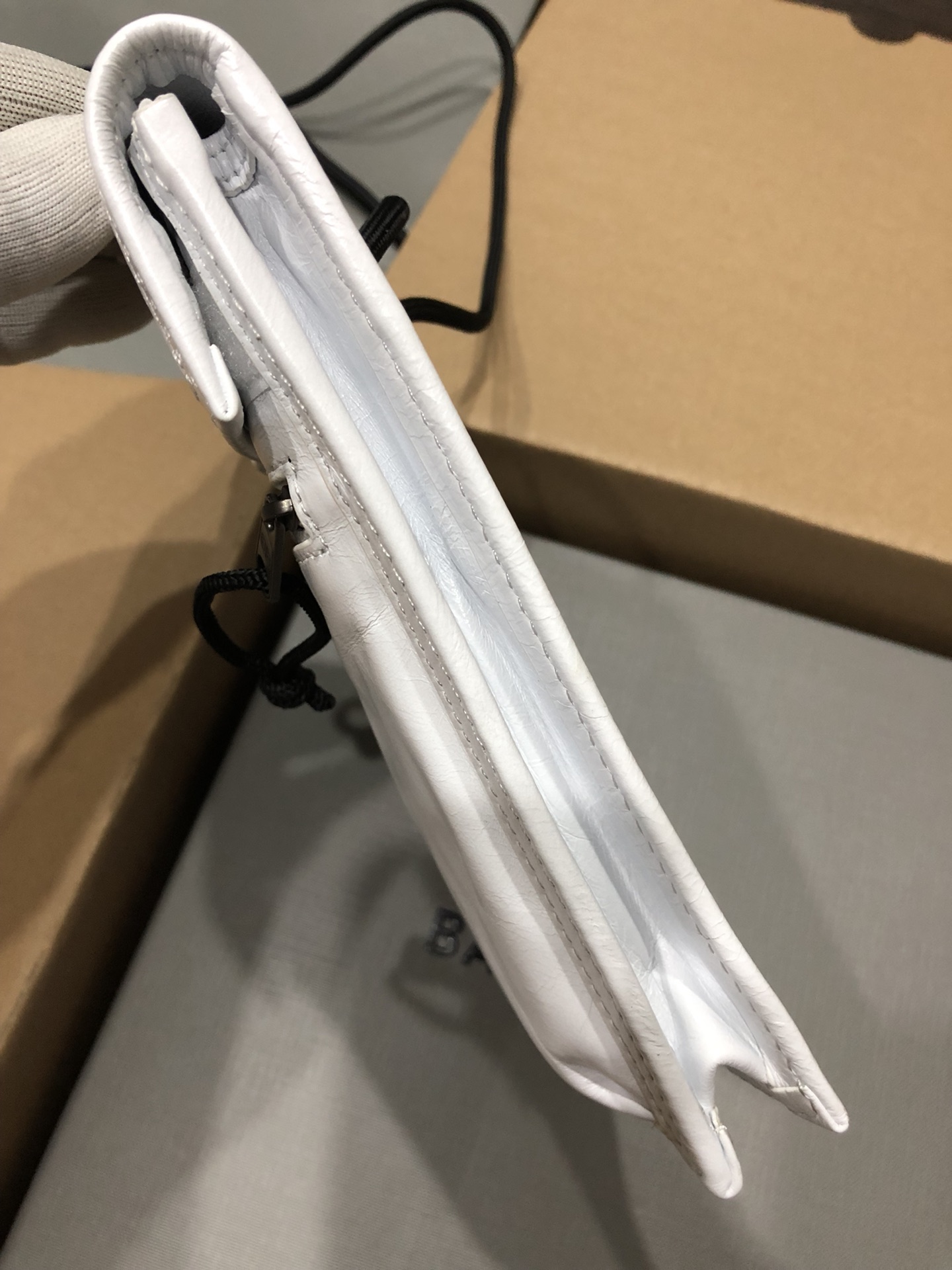 Balenciaga 新款斜背/腰包/每次的设计都是刚刚好，今年无论出什么款都会有一大波 跟风 这款小包不仅能斜背