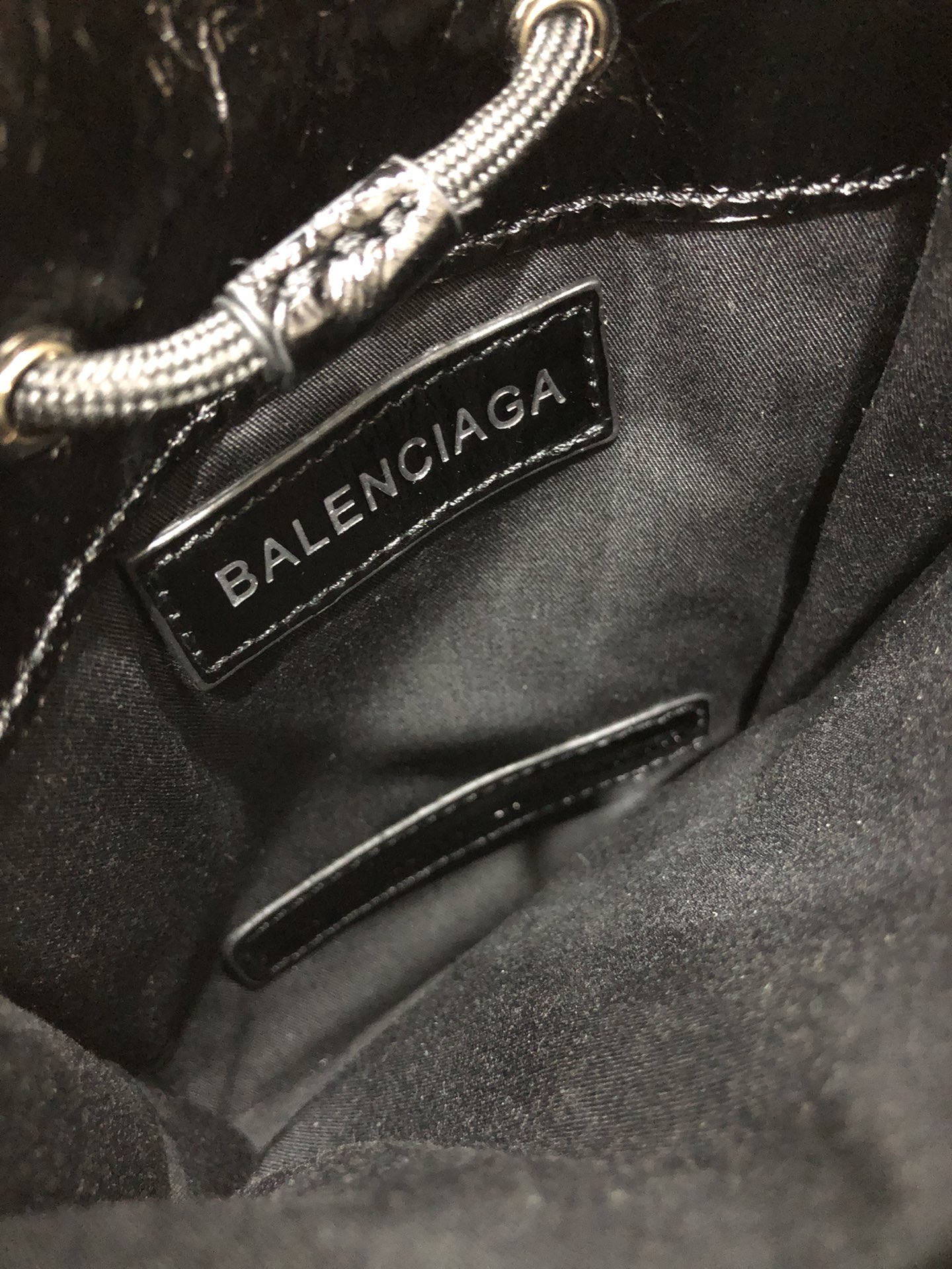 Balenciaga 新款斜背/腰包/每次的设计都是刚刚好，今年无论出什么款都会有一大波 跟风 这款小包不仅能斜背