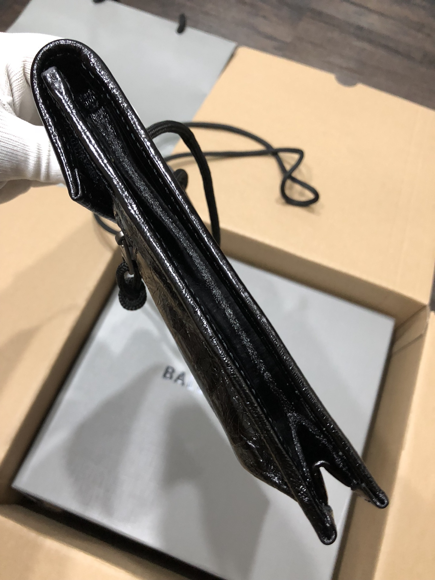 Balenciaga 新款斜背/腰包/每次的设计都是刚刚好，今年无论出什么款都会有一大波 跟风 这款小包不仅能斜背
