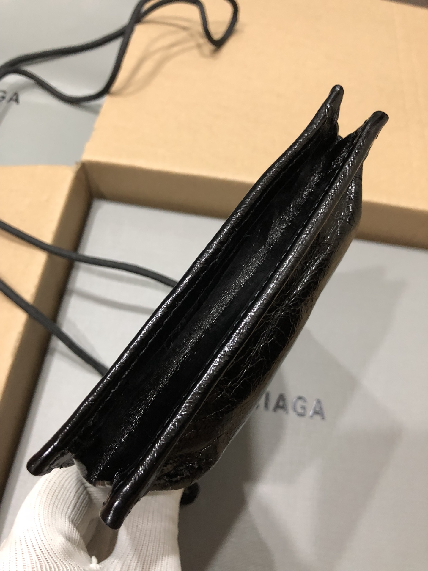 Balenciaga 新款斜背/腰包/每次的设计都是刚刚好，今年无论出什么款都会有一大波 跟风 这款小包不仅能斜背