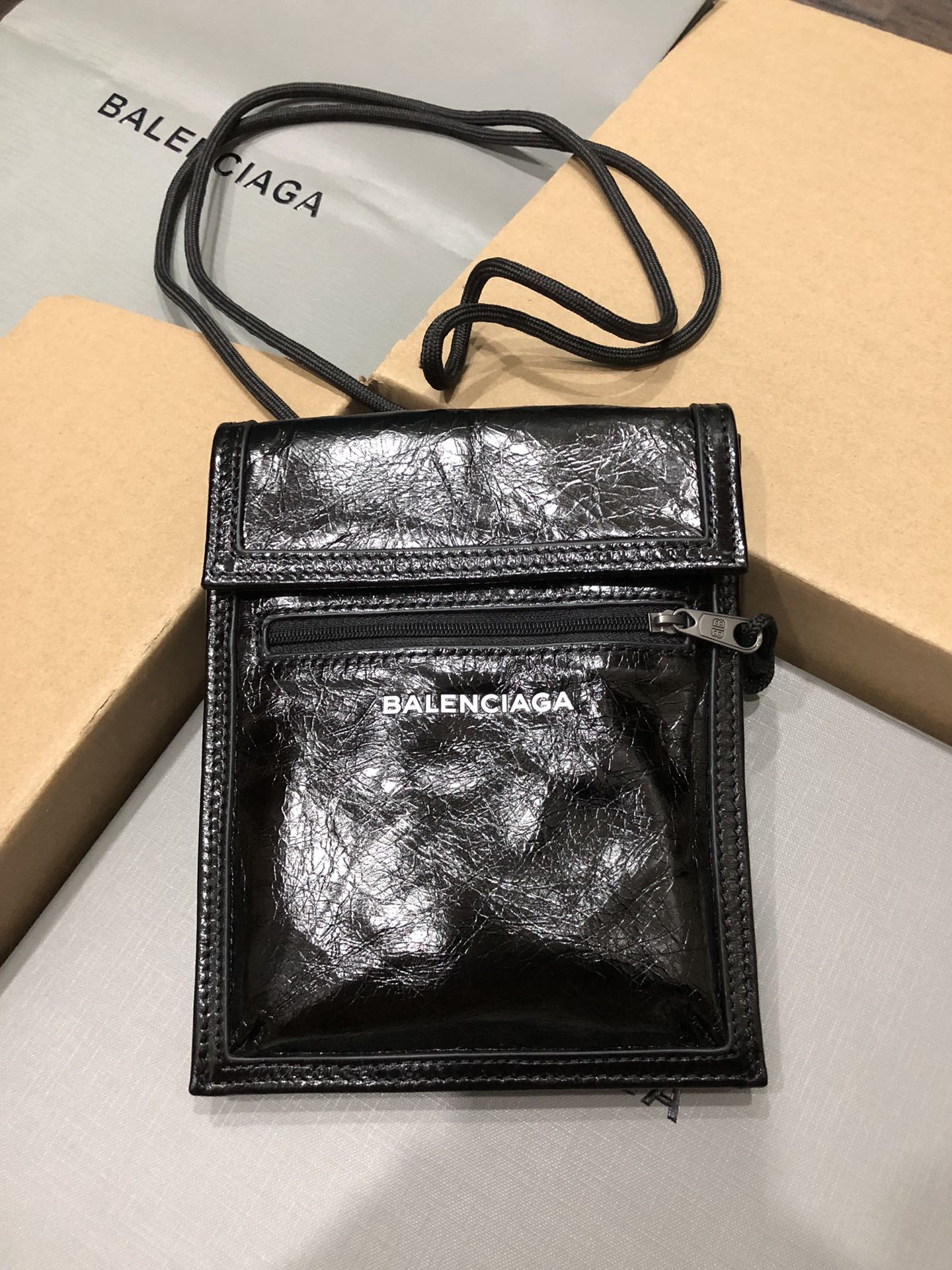 Balenciaga 新款斜背/腰包/每次的设计都是刚刚好，今年无论出什么款都会有一大波 跟风 这款小包不仅能斜背
