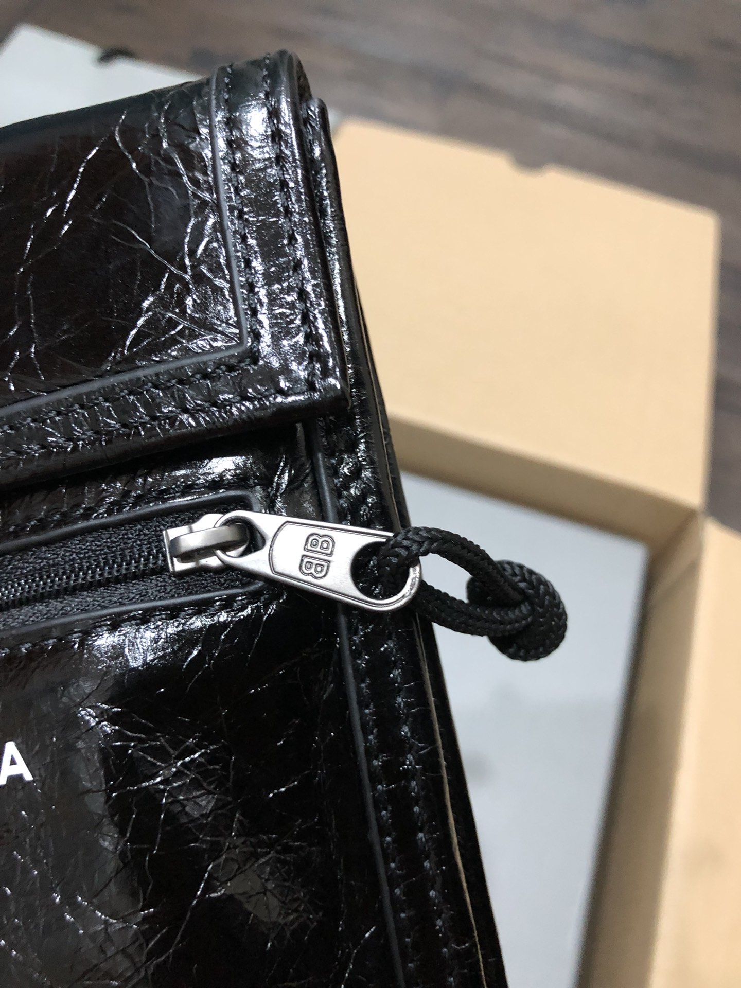 Balenciaga 新款斜背/腰包/每次的设计都是刚刚好，今年无论出什么款都会有一大波 跟风 这款小包不仅能斜背