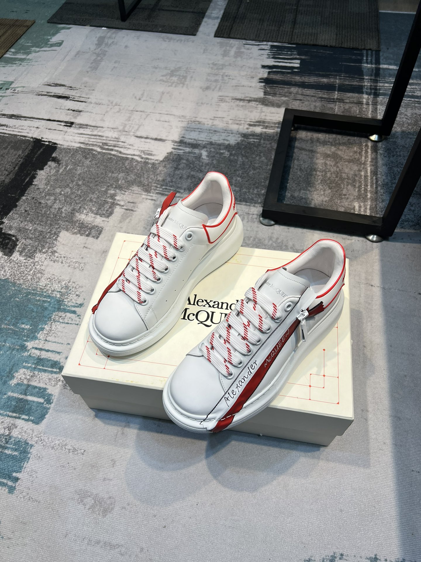 J5 Alexander mcqueen / 麦昆 Alexander McQueen  经典明星爆款百搭小白鞋，原版1⃣️：1⃣️复刻， 气垫大底新色不断更新🥳🥳面料：定制原版进口意大利头层牛皮内里：进口不脱色水染羊皮内里垫脚：垫脚超清晰高温空压logo，柔软的乳胶鞋垫大底：橡胶TPU抽真空气垫大底厚底约4•5cm