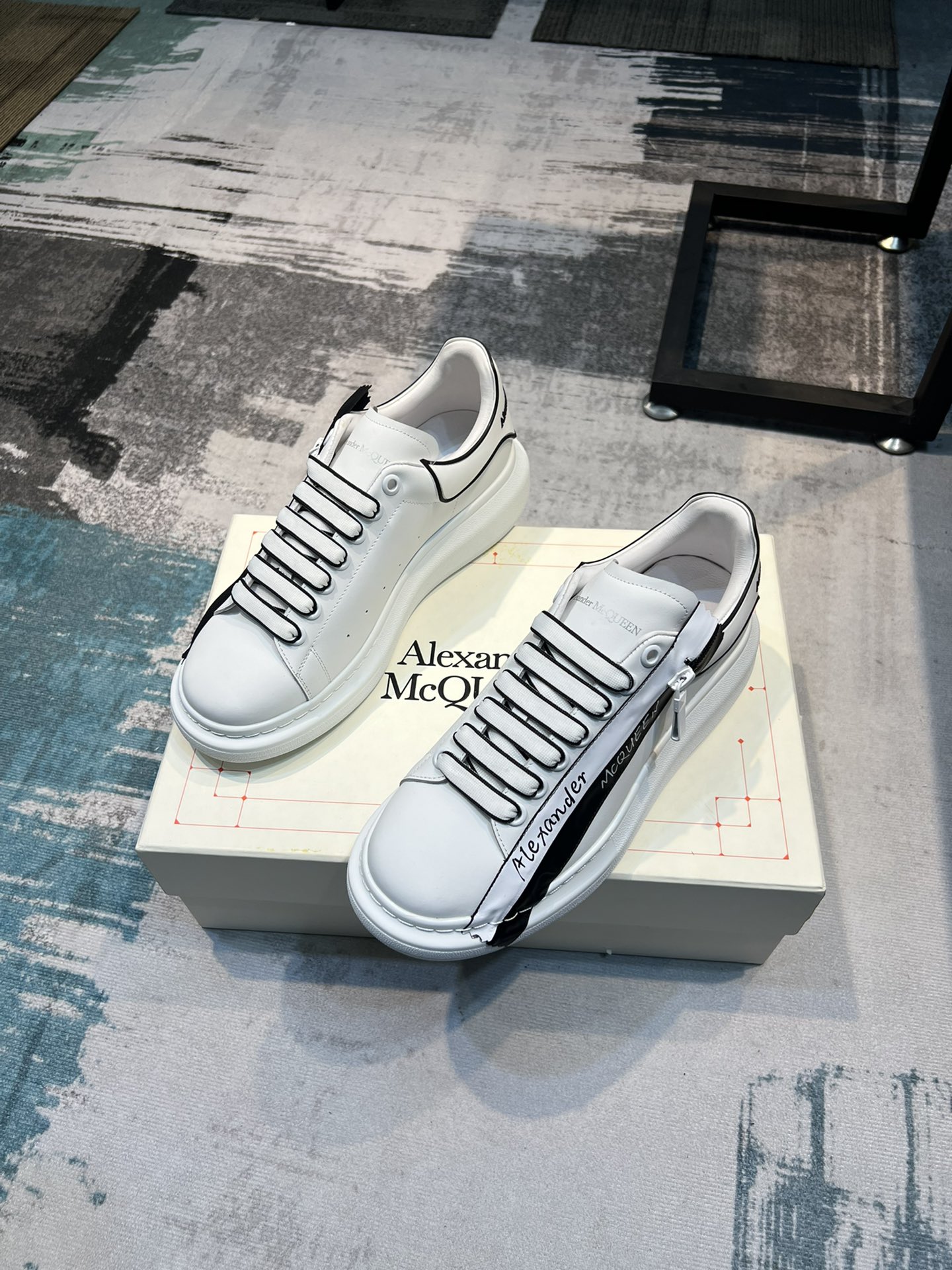 J5 Alexander mcqueen / 麦昆 Alexander McQueen  经典明星爆款百搭小白鞋，原版1⃣️：1⃣️复刻， 气垫大底新色不断更新🥳🥳面料：定制原版进口意大利头层牛皮内里：进口不脱色水染羊皮内里垫脚：垫脚超清晰高温空压logo，柔软的乳胶鞋垫大底：橡胶TPU抽真空气垫大底厚底约4•5cm