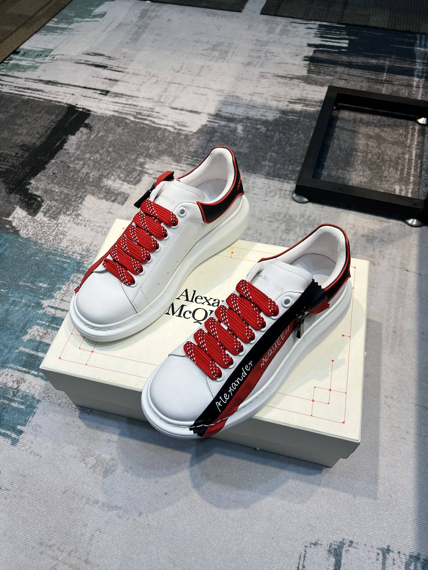 J5 Alexander mcqueen / 麦昆 Alexander McQueen  经典明星爆款百搭小白鞋，原版1⃣️：1⃣️复刻， 气垫大底新色不断更新🥳🥳面料：定制原版进口意大利头层牛皮内里：进口不脱色水染羊皮内里垫脚：垫脚超清晰高温空压logo，柔软的乳胶鞋垫大底：橡胶TPU抽真空气垫大底厚底约4•5cm