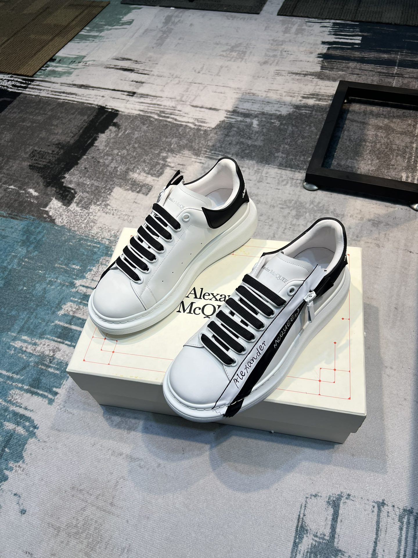 J5 Alexander mcqueen / 麦昆 Alexander McQueen  经典明星爆款百搭小白鞋，原版1⃣️：1⃣️复刻， 气垫大底新色不断更新🥳🥳面料：定制原版进口意大利头层牛皮内里：进口不脱色水染羊皮内里垫脚：垫脚超清晰高温空压logo，柔软的乳胶鞋垫大底：橡胶TPU抽真空气垫大底厚底约4•5cm