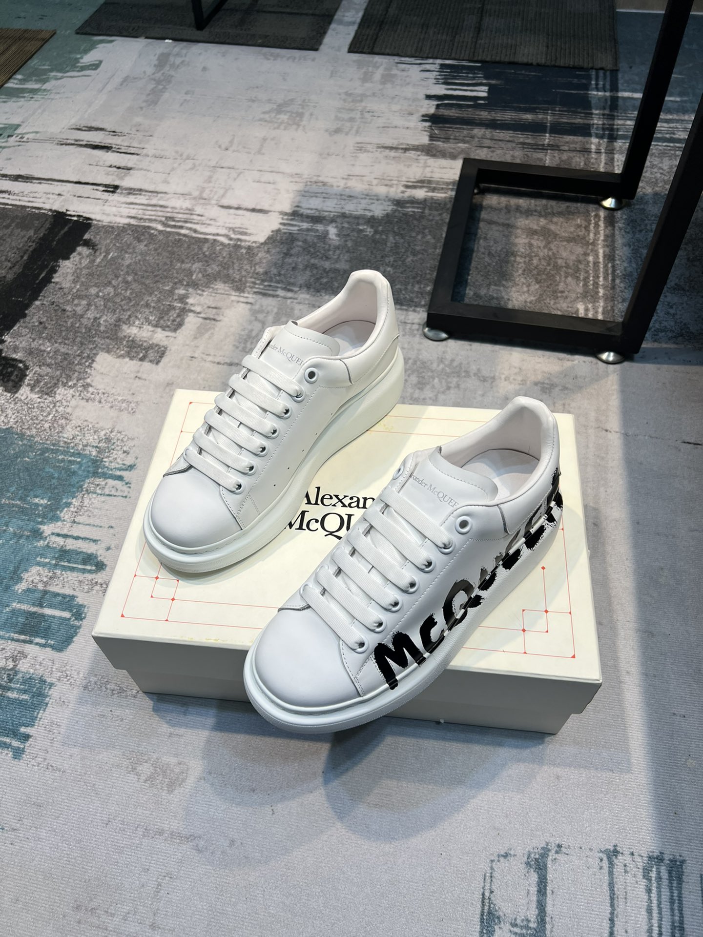 J5 Alexander mcqueen / 麦昆 Alexander McQueen  经典明星爆款百搭小白鞋，原版1⃣️：1⃣️复刻， 新色不断更新🥳🥳面料：定制原版进口意大利头层牛皮内里：进口不脱色水染羊皮内里垫脚：垫脚超清晰高温空压logo，柔软的乳胶鞋垫大底：橡胶TPU抽真空气垫大底厚底约4•5cm