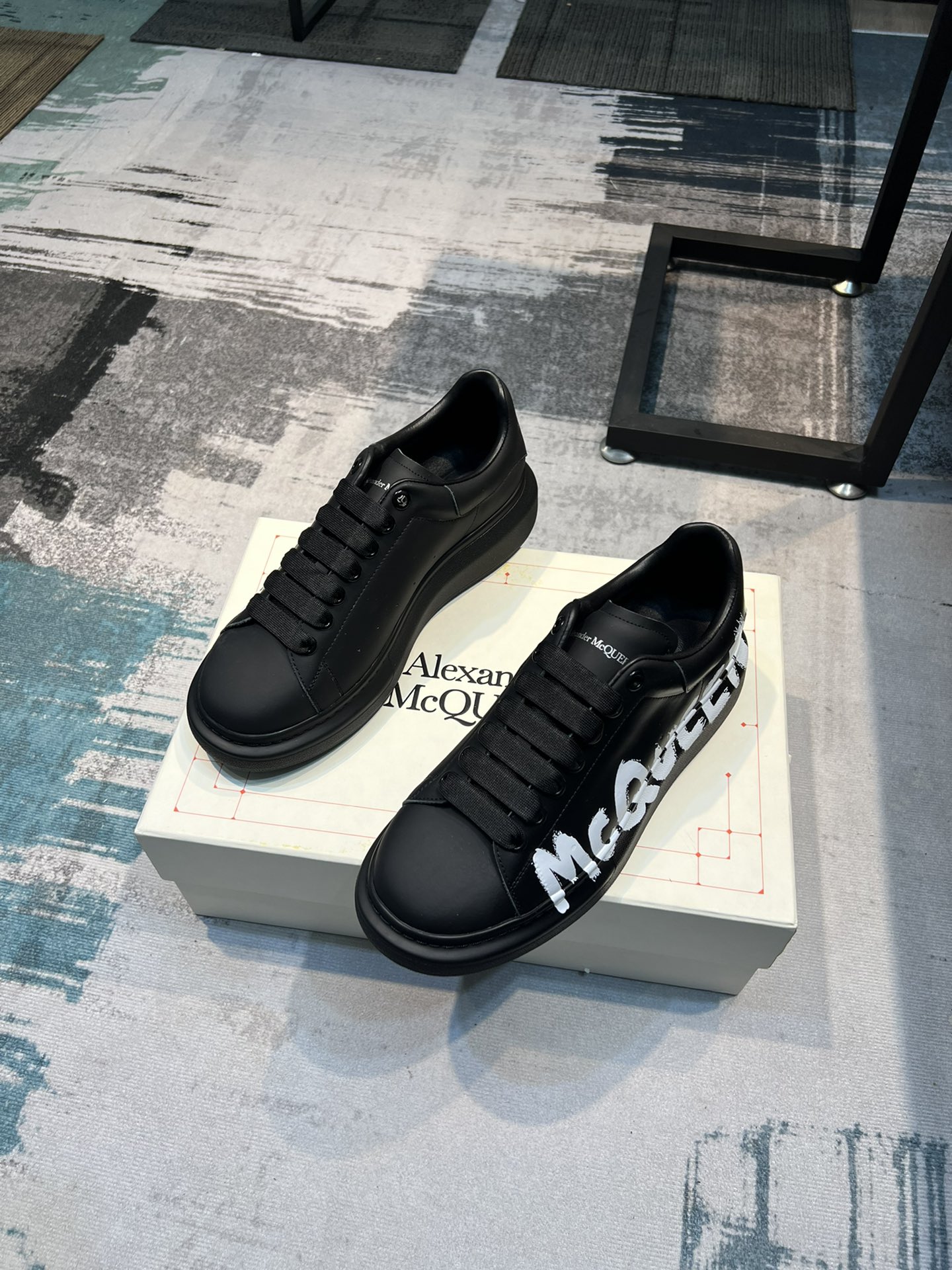 J5 Alexander mcqueen / 麦昆 Alexander McQueen  经典明星爆款百搭小白鞋，原版1⃣️：1⃣️复刻， 新色不断更新🥳🥳面料：定制原版进口意大利头层牛皮内里：进口不脱色水染羊皮内里垫脚：垫脚超清晰高温空压logo，柔软的乳胶鞋垫大底：橡胶TPU抽真空气垫大底厚底约4•5cm