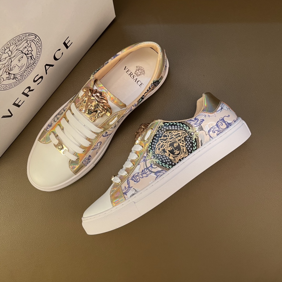 I5       最高品质范思哲VERSACE～独领风骚2022经典低帮懒人款，原版瓦莎琪运动鞋面更是精心打造😍 材料：🐂进口头层小牛皮，羊皮内里🐑 欧美大师独特版面设计 完美打造专柜品质，懒人松紧带套脚设计 耐磨仿滑原版大底 运动跑步风设计 上脚独特的美，青年乐福款 休闲运动板鞋💓超级舒服。特供红底范思哲原版鞋面复刻 英伦范儿 适合司机驾车外出🚗 绝对的焦点 高端 优雅.男装男鞋