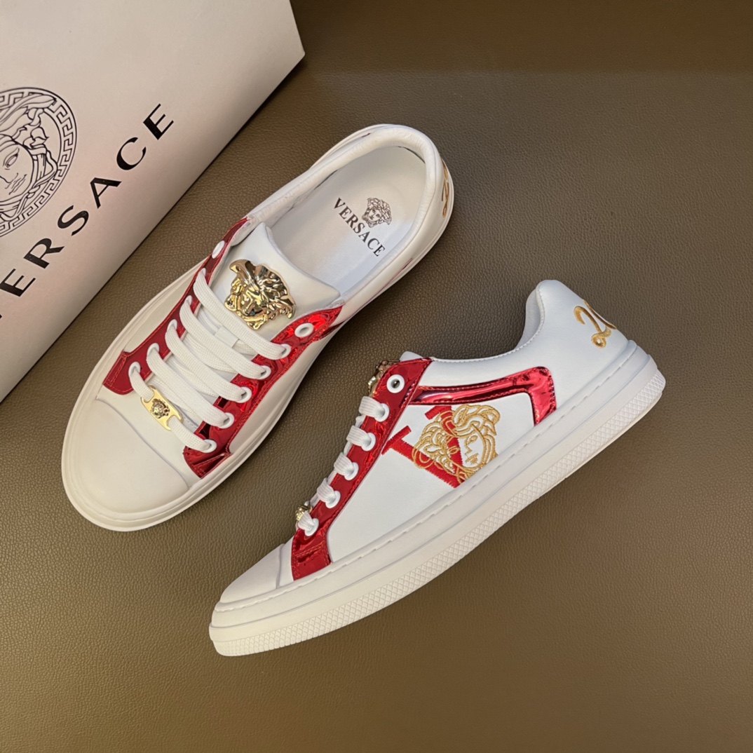 I5       最高品质范思哲VERSACE～独领风骚2022经典低帮懒人款，原版瓦莎琪运动鞋面更是精心打造😍 材料：🐂进口头层小牛皮，羊皮内里🐑 欧美大师独特版面设计 完美打造专柜品质，懒人松紧带套脚设计 耐磨仿滑原版大底 运动跑步风设计 上脚独特的美，青年乐福款 休闲运动板鞋💓超级舒服。特供红底范思哲原版鞋面复刻 英伦范儿 适合司机驾车外出🚗 绝对的焦点 高端 优雅.男装男鞋