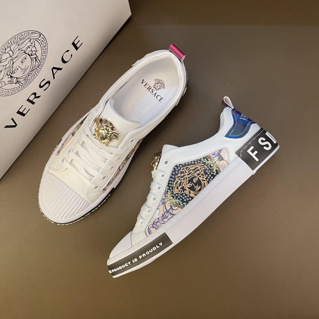 I5       最高品质范思哲VERSACE～独领风骚2022经典低帮懒人款，原版瓦莎琪运动鞋面更是精心打造😍 材料：🐂进口头层小牛皮，羊皮内里🐑 欧美大师独特版面设计 完美打造专柜品质，懒人松紧带套脚设计 耐磨仿滑原版大底 运动跑步风设计 上脚独特的美，青年乐福款 休闲运动板鞋💓超级舒服。特供红底范思哲原版鞋面复刻 英伦范儿 适合司机驾车外出🚗 绝对的焦点 高端 优雅.男装男鞋