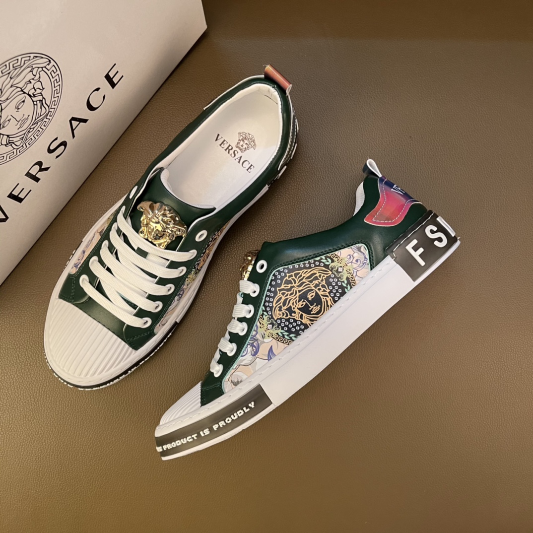 I5       最高品质范思哲VERSACE～独领风骚2022经典低帮懒人款，原版瓦莎琪运动鞋面更是精心打造😍 材料：🐂进口头层小牛皮，羊皮内里🐑 欧美大师独特版面设计 完美打造专柜品质，懒人松紧带套脚设计 耐磨仿滑原版大底 运动跑步风设计 上脚独特的美，青年乐福款 休闲运动板鞋💓超级舒服。特供红底范思哲原版鞋面复刻 英伦范儿 适合司机驾车外出🚗 绝对的焦点 高端 优雅.男装男鞋