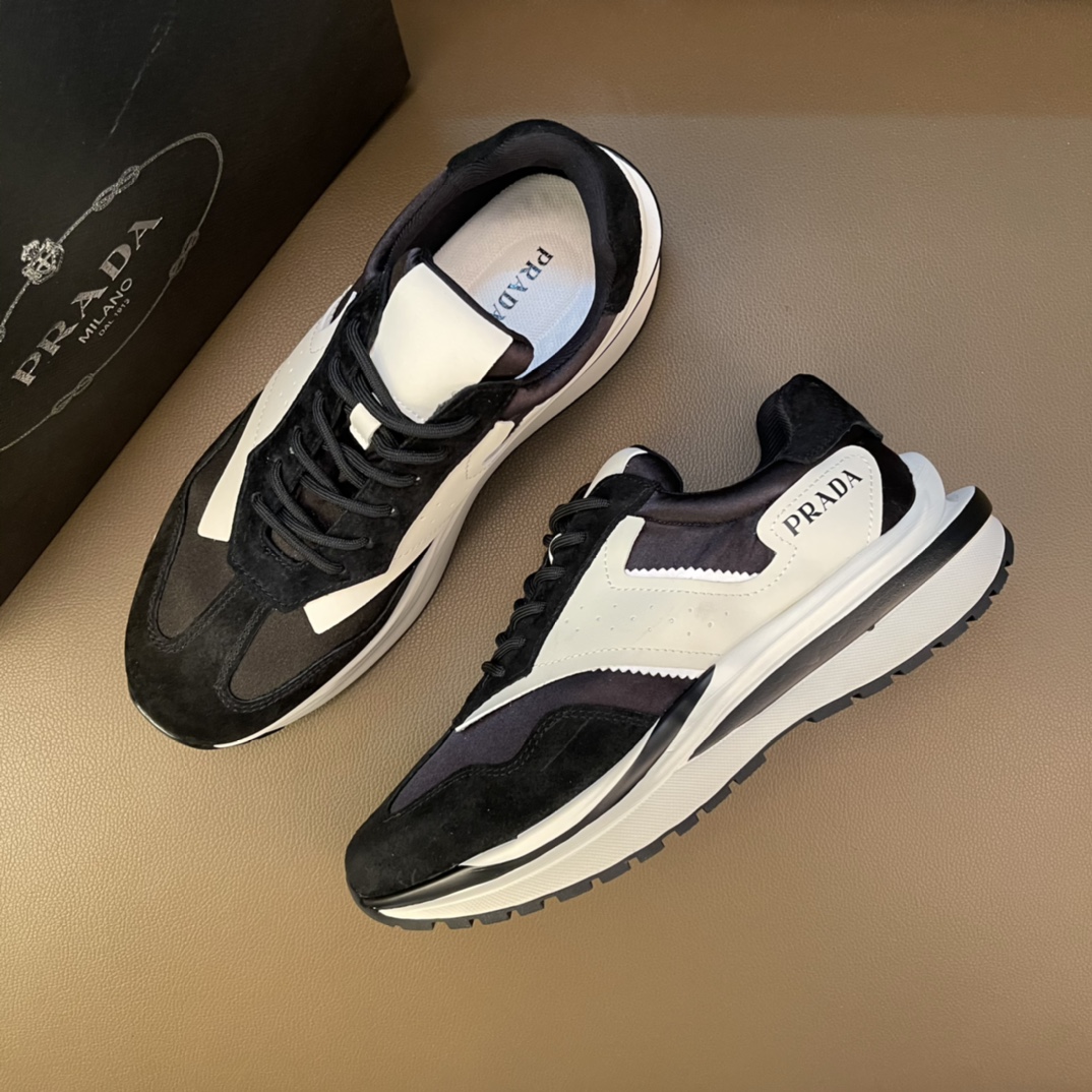 I5    普拉达～独特现代风运动鞋。专柜代购🏃休闲鞋😍😍 男士2022专柜同步发售，意大利进口原版品牌精选头柔软➕特殊材质。 拒绝脱色磨脚鞋底：原厂特供原版底，😍 超酷😍 法国懒人风格设计 ⚠️ 懒人套脚套脚 原单品质 超舒服原版底 。 适合户外司机驾车完美🚗🚗 ，男鞋