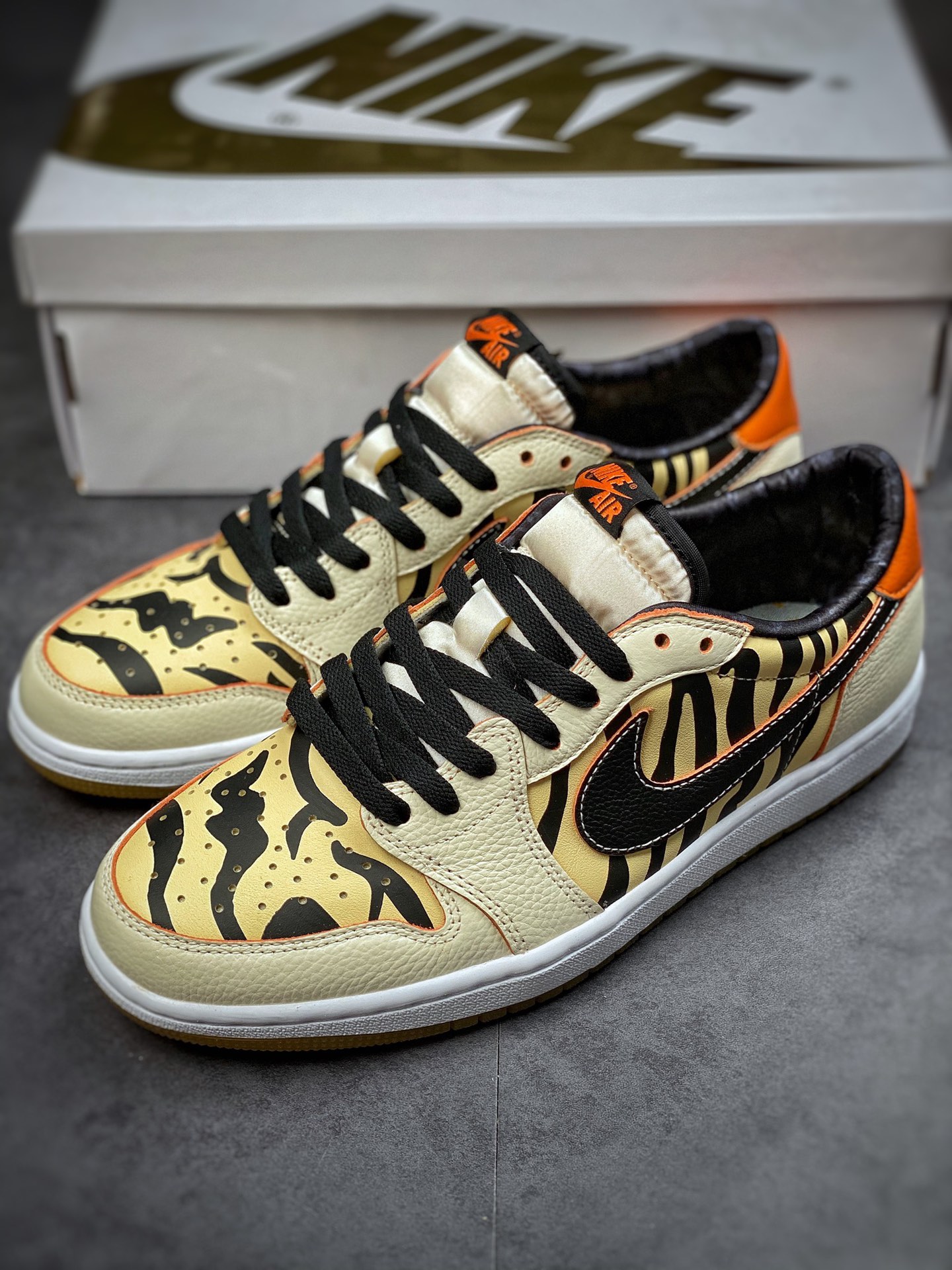 300 Travis Scott x Fragment x Air Jordan 1 Low 重磅联名闪电倒勾低帮 DH6932-100