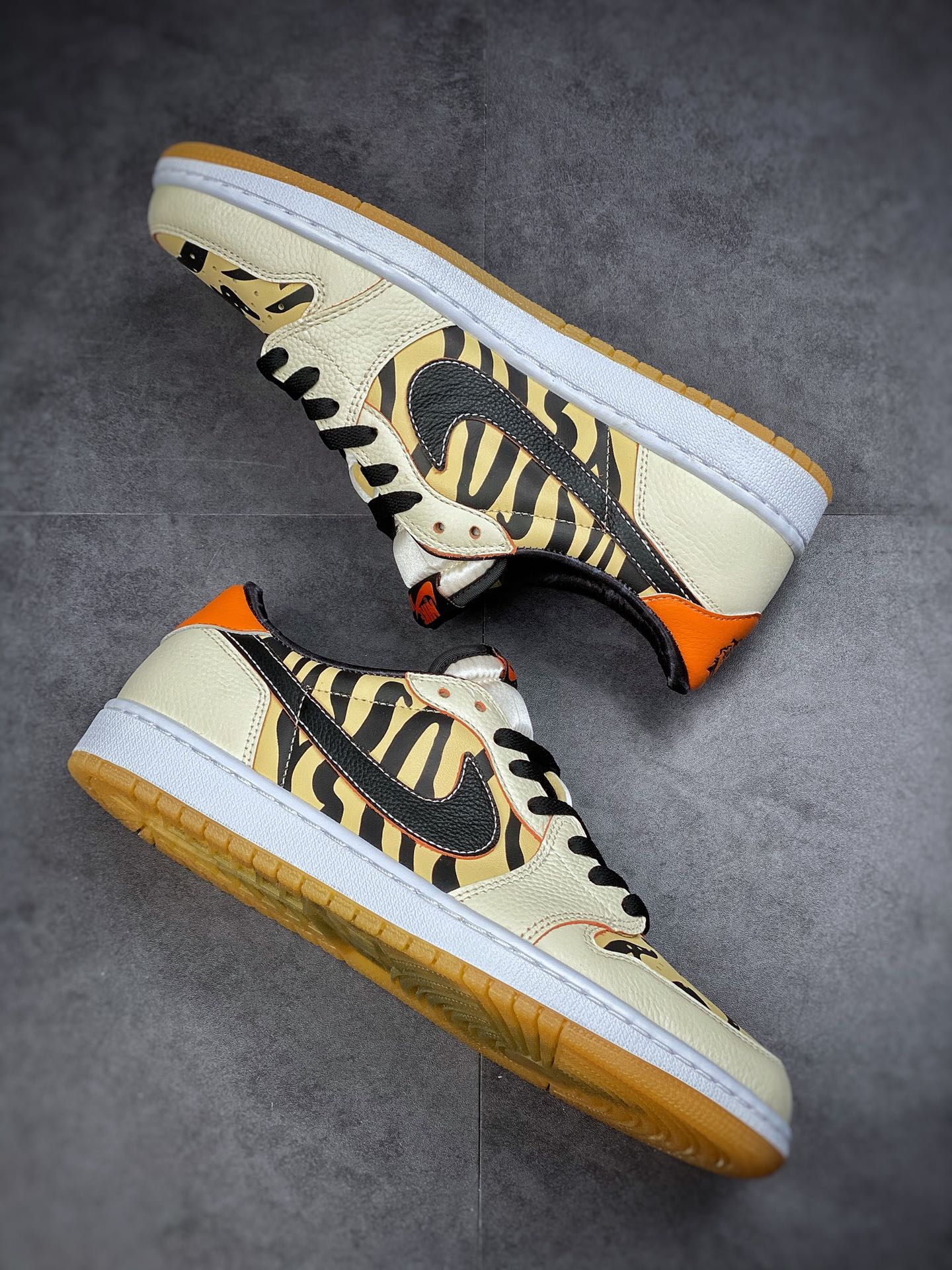 300 Travis Scott x Fragment x Air Jordan 1 Low 重磅联名闪电倒勾低帮 DH6932-100