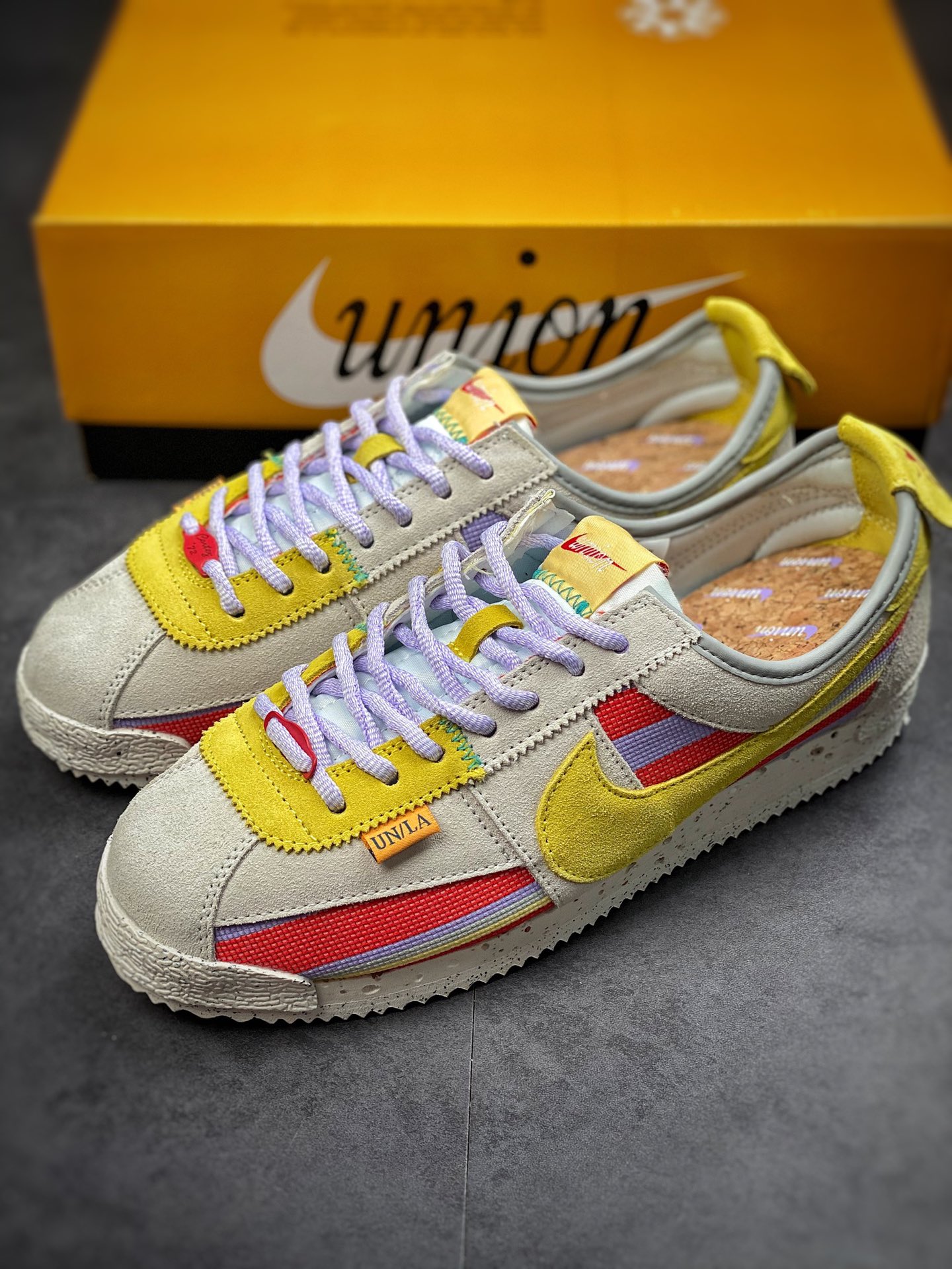 240 Union x Nike Cortez 重磅联名 整体延续 Nike Cortez 传统的「阿甘鞋」造型DR1413-100