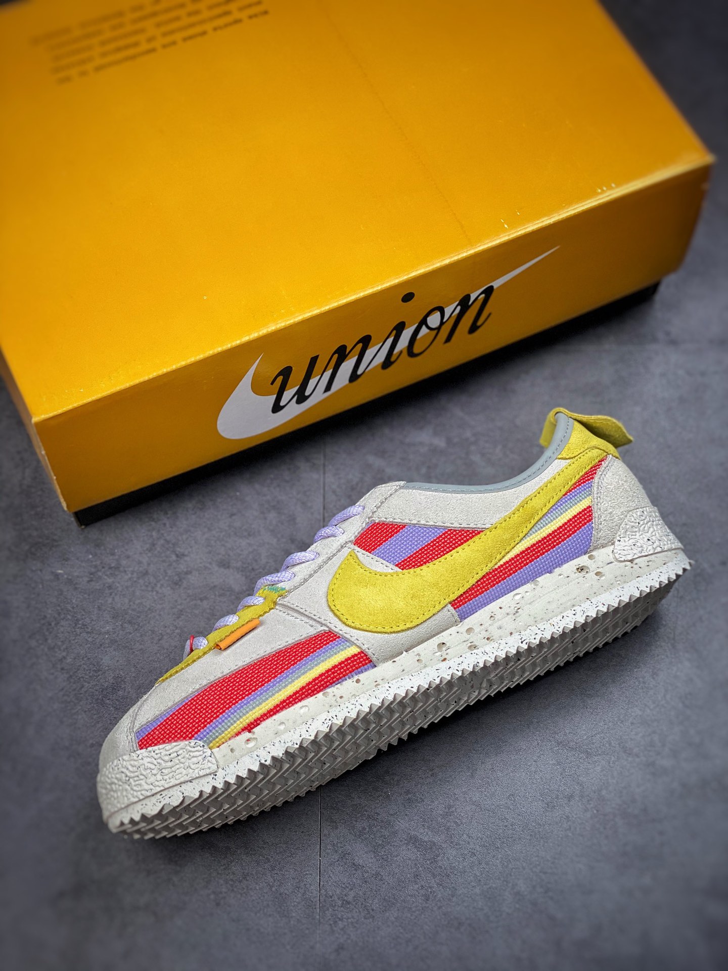 240 Union x Nike Cortez 重磅联名 整体延续 Nike Cortez 传统的「阿甘鞋」造型DR1413-100