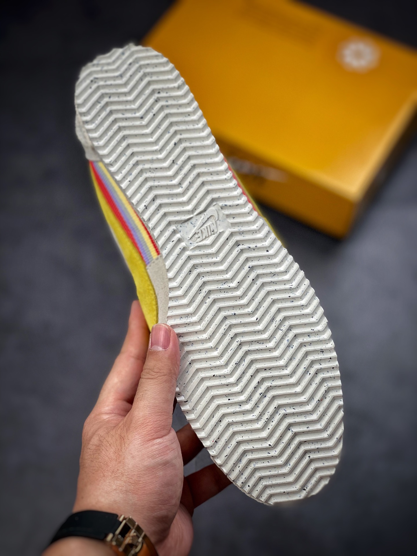 240 Union x Nike Cortez 重磅联名 整体延续 Nike Cortez 传统的「阿甘鞋」造型DR1413-100