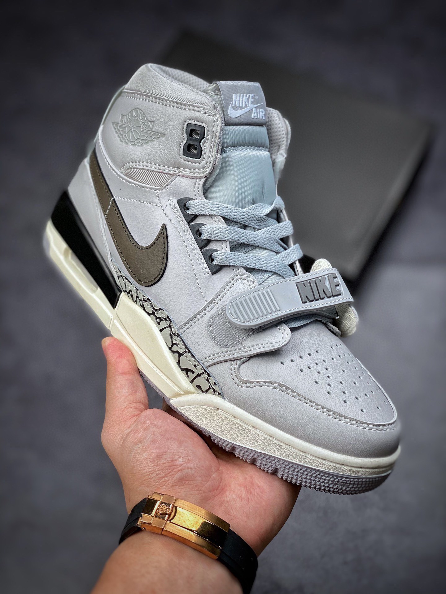 280  Air Jordan Legacy 312 高帮篮球鞋有着交错结合的设计