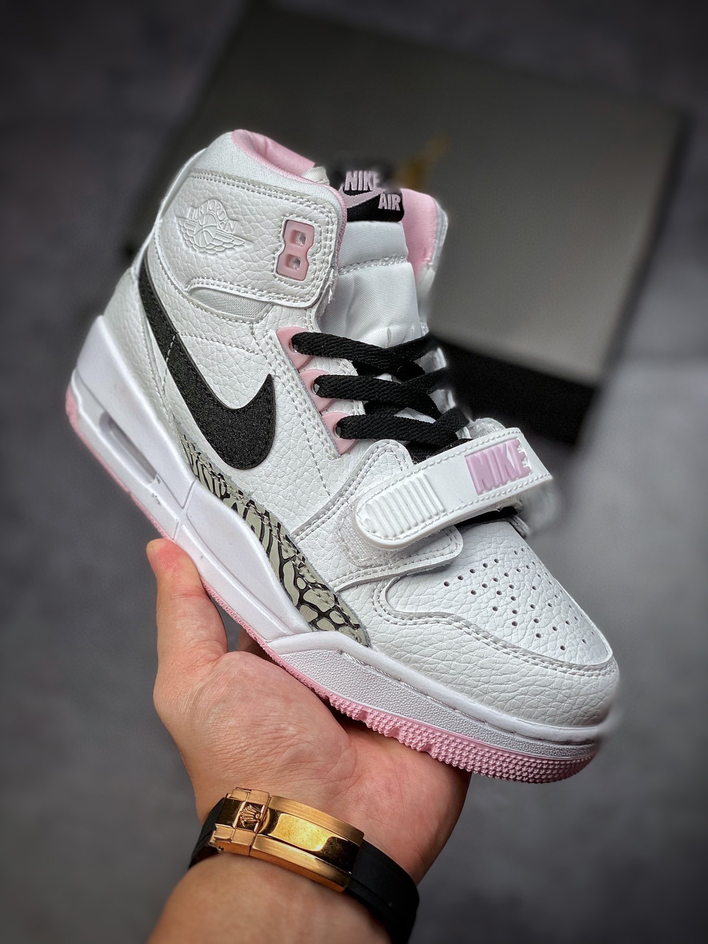 280  Air Jordan Legacy 312 高帮篮球鞋有着交错结合的设计