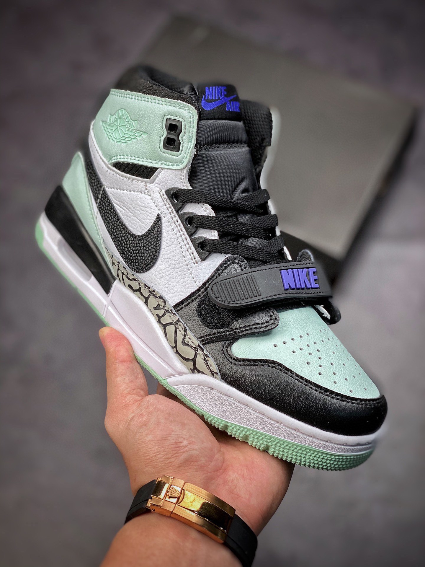 280  Air Jordan Legacy 312 高帮篮球鞋有着交错结合的设计