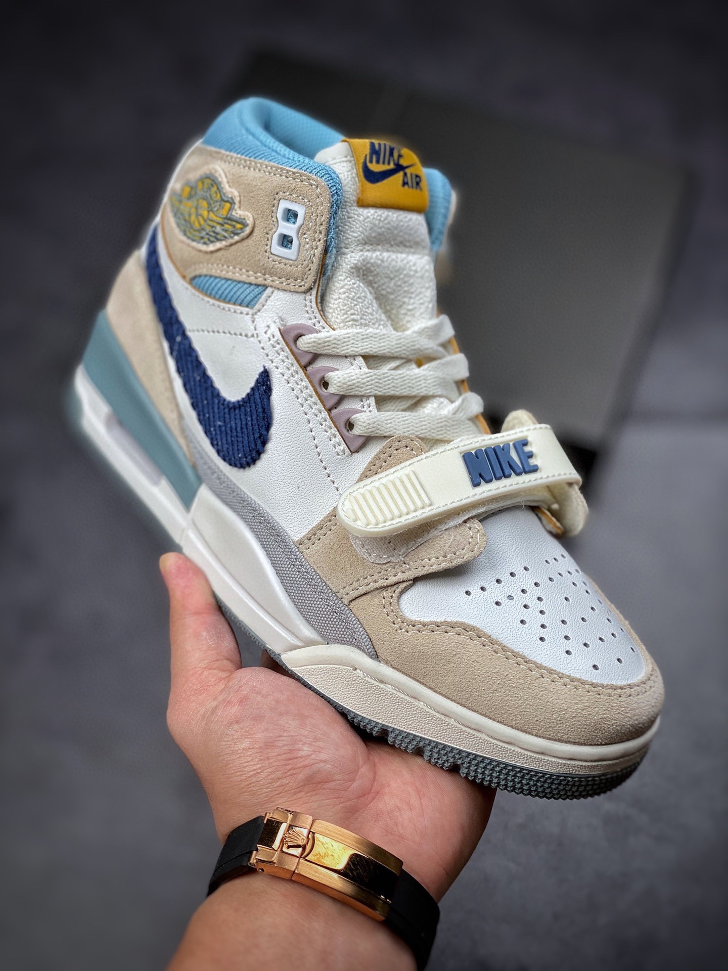 280  Air Jordan Legacy 312 高帮篮球鞋有着交错结合的设计