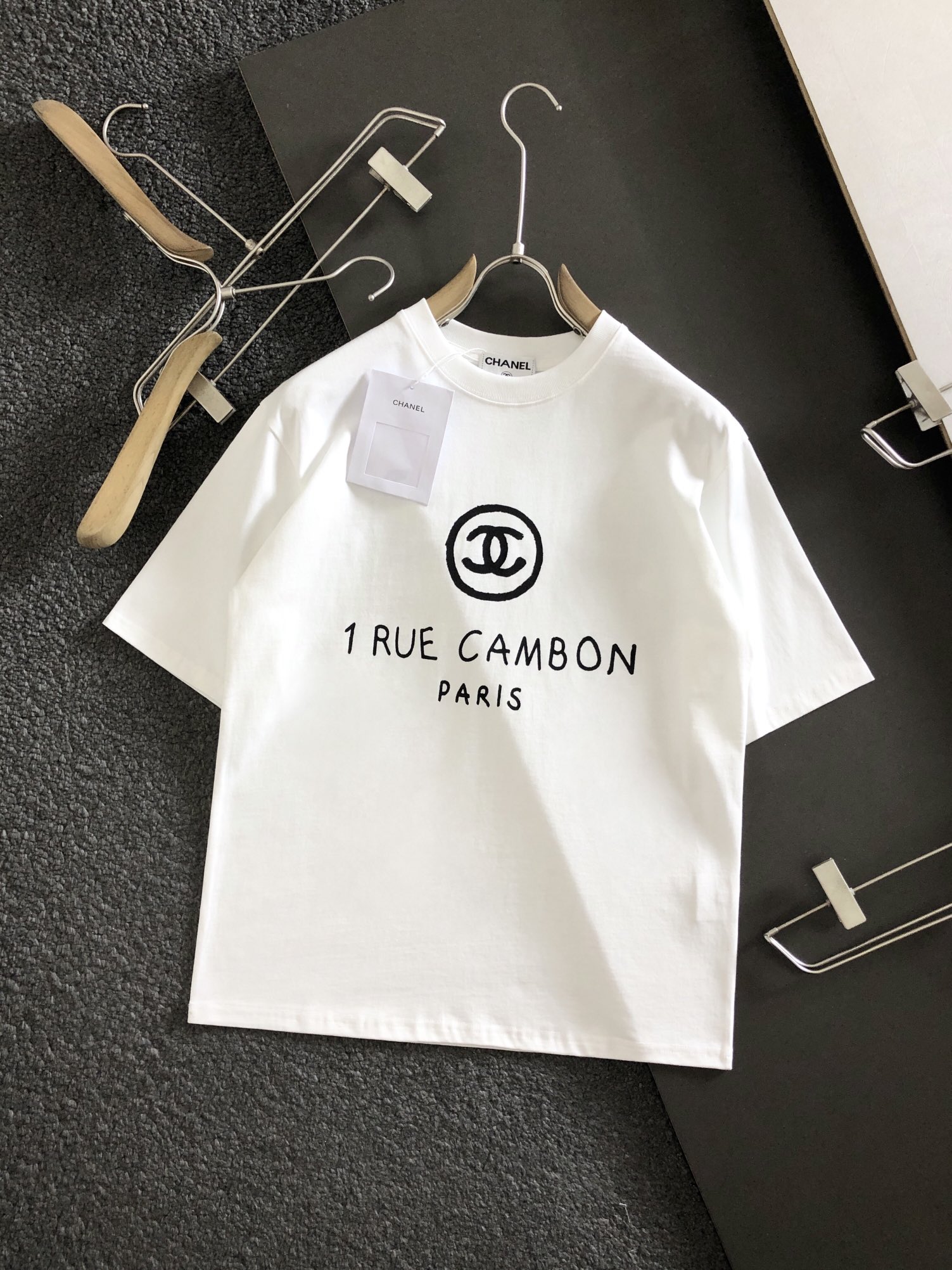L Chanel, camiseta de manga corta con estampado más reciente, de alta calidad, original de tienda, proceso de…