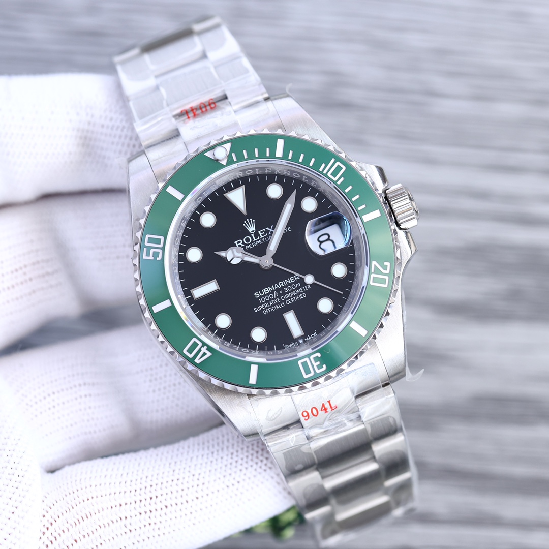 NO:820686,Gold New Product Release Three Rolex/Rolex Submariner 41mm movements are available, 2824/2836/, [Technical Advantages] 1 New Submariner with a diameter of 41mm [Bezel] One-piece bezel (non-etched) sapphire luminous beads, platinum electroplated scales with uniform color and never fade, green ghost is emerald green and translucent, black ghost is as deep as ink. Super luminous.  2 [Mirror] uses a scratch-resistant sapphire mirror and a blue film calendar crystal. 3 [904L stainless steel case] is carefully polished and strictly controlled to ensure that the shape is in place. The brushing and polishing are comparable to the authentic craftsmanship. It is polished with ingenuity from the inside to the outside, and the case size data is perfectly restored.  4 [One-click spring buckle] The strap is smooth and made of the same 904L. The strap and buckle details are chamfered and polished. It feels soft and comfortable to wear, and the operation is effortless. The buckle number is 1LD. 5 The waterproof performance can rival the genuine product - the screw-in outer ring, bottom cover and winding crown system are combined with the middle case to fully demonstrate the waterproof performance of the Oyster steel case!  Waterproof 300m welcome your appreciation, real picture shooting mechanical watch,,rolex19860909金 新品 发布 劳力士/Rolex潜航者41mm三款瑞机机芯可选、2824/2836/,【技术优点】 1直径41mm新款水鬼【表圈】圈口一体成型（非蚀刻）蓝宝石夜光珠,铂金电镀刻度色泽均匀永不褪色,绿鬼翠绿透亮,黑鬼深邃如墨.超强夜光. 2【表镜】采用蓝宝石材质的抗刮损镜面,蓝膜日历晶体. 3【904L 精钢表壳】通过精心打磨和严格的质量把控,确保版型到位,拉丝和抛光能够比肩正品工艺 ,由内到外匠心打磨,表壳尺寸数据完美还原. 4【一键弹扣】表带顺滑,同样904L精制而成,带粒和表扣细节均做倒角打磨,佩戴手感柔软舒适,操作不费力,表扣编号1LD. 5防水性能可与正品匹敌——旋入式外圈、底盖及上链表冠系统,接合中层表壳,极致展现蚝式钢表壳的防水性能！防水300m欢迎您的品鉴,实物图拍摄机械腕表,,,rolex,Watch