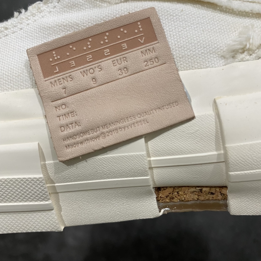 图片[9]-xVESSEL G.O.P. Low 吴建豪主理品牌 解构重叠厚底软木低帮硫化板鞋 米白 原鞋数据开发 终端优势供应 当前市售最高版本 正确半贴合鞋标工艺 正确鞋头上翘整体楦型 紫外光变色效果 原厂12蛊司厚实舒适帆布面料 流苏做旧复古效果 支持NFC网页编码识别 升级厚实木塞内底 纯手工贴合多重围条硫化工艺 市售最强品质 实拍即所得 秒杀市场所有版本 随意对比 尺码：35 36 37 38 39 40 41 42 43 44 45-选品中心