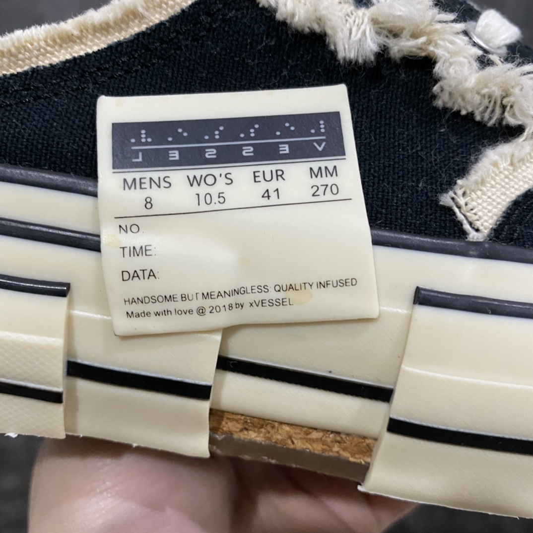 图片[9]-xVESSEL G.O.P. Low 吴建豪主理品牌 解构重叠厚底软木低帮硫化板鞋 黑色半拖 原鞋数据开发 终端优势供应 当前市售最高版本 正确半贴合鞋标工艺 正确鞋头上翘整体楦型 紫外光变色效果 原厂12蛊司厚实舒适帆布面料 流苏做旧复古效果 支持NFC网页编码识别 升级厚实木塞内底 纯手工贴合多重围条硫化工艺 市售最强品质 实拍即所得 秒杀市场所有版本 随意对比 尺码：35 36 37 38 39 40 41 42 43 44 45-选品中心