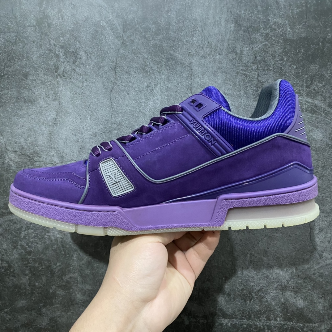 图片[2]-莞产最强版 LV Trainer 麂皮紫 广州顶级版本 细节实拍如下所见即所得 非莆田档口货 可随意对比细节鞋型 无需过多文案描述 所有细节均可对标正品 原厂鞋舌尺码标 正确烫金字体 鞋舌厚度柔软度同步正品 原厂织麦标 一针一线纹路均同步正品 原厂刺绣立体饱满同步正品 原厂烫金手写logo 立体饱满有光泽 鞋头原厂皮料细腻柔软 原厂魔术贴 纹路清晰 原厂数据 字体粗细 大小光泽度同步正品 原厂空胶工艺 并非开胶同步正品 原厂中底布 logo清晰 原厂工艺爆裂效果 自然不刻意 一个后跟足矣秒杀所有 尺码：36-45-选品中心