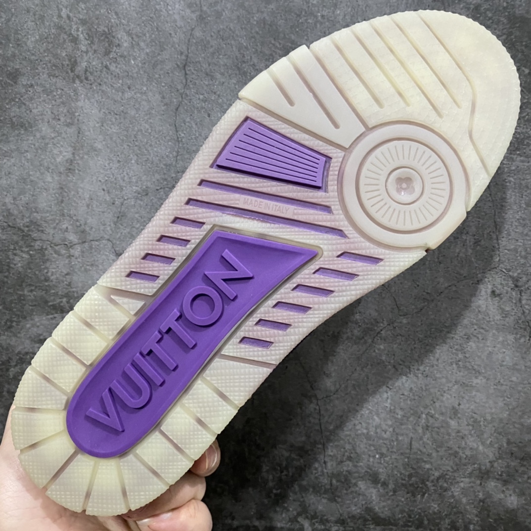 图片[9]-莞产最强版 LV Trainer 麂皮紫 广州顶级版本 细节实拍如下所见即所得 非莆田档口货 可随意对比细节鞋型 无需过多文案描述 所有细节均可对标正品 原厂鞋舌尺码标 正确烫金字体 鞋舌厚度柔软度同步正品 原厂织麦标 一针一线纹路均同步正品 原厂刺绣立体饱满同步正品 原厂烫金手写logo 立体饱满有光泽 鞋头原厂皮料细腻柔软 原厂魔术贴 纹路清晰 原厂数据 字体粗细 大小光泽度同步正品 原厂空胶工艺 并非开胶同步正品 原厂中底布 logo清晰 原厂工艺爆裂效果 自然不刻意 一个后跟足矣秒杀所有 尺码：36-45-选品中心