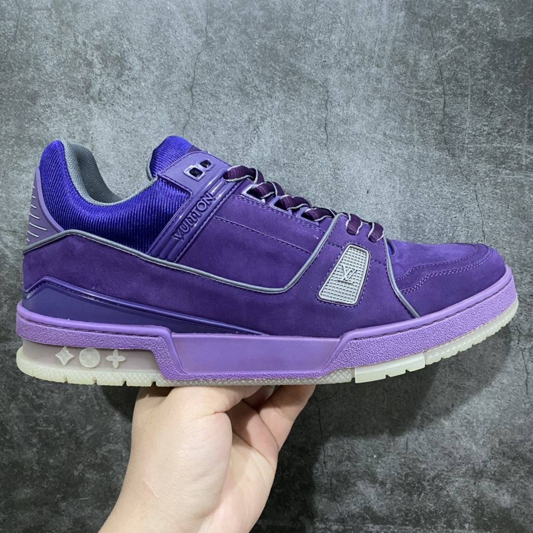 莞产最强版 LV Trainer 麂皮紫 广州顶级版本 细节实拍如下所见即所得 非莆田档口货 可随意对比细节鞋型 无需过多文案描述 所有细节均可对标正品 原厂鞋舌尺码标 正确烫金字体 鞋舌厚度柔软度同步正品 原厂织麦标 一针一线纹路均同步正品 原厂刺绣立体饱满同步正品 原厂烫金手写logo 立体饱满有光泽 鞋头原厂皮料细腻柔软 原厂魔术贴 纹路清晰 原厂数据 字体粗细 大小光泽度同步正品 原厂空胶工艺 并非开胶同步正品 原厂中底布 logo清晰 原厂工艺爆裂效果 自然不刻意 一个后跟足矣秒杀所有 尺码:36-45-选品中心
