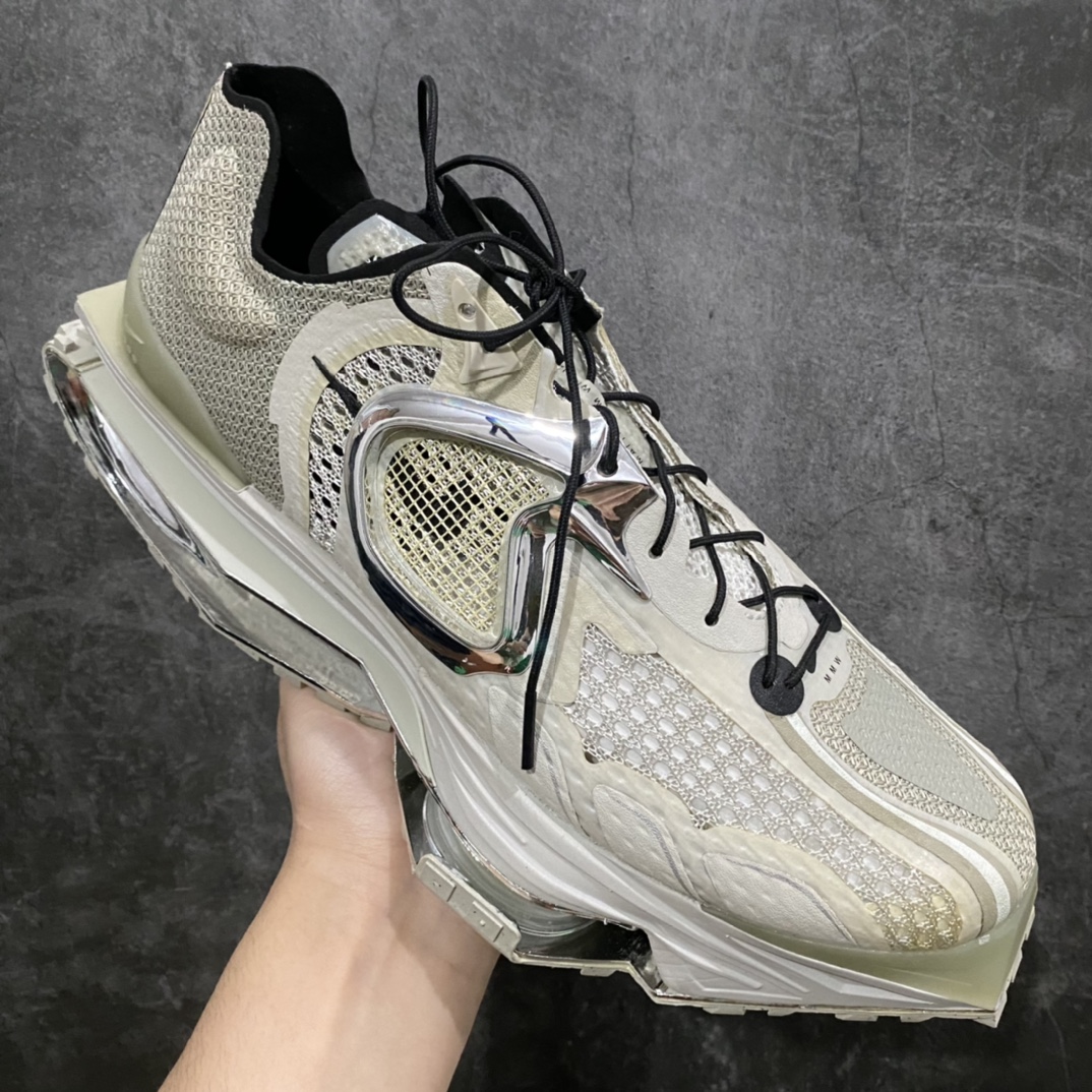 图片[3]-莞顶纯原版全码补货 未来战靴 重磅联乘 马修·M·威廉姆斯主理设计师品牌 Matthew M. Williams/MMW x Nike Zoom 004\”Stone\”004代机能坦克履带老爹厚底休闲运动跑步鞋 原楦原纸版数据开发版型 高韧度聚酯纤维针织轻盈透气鞋面材质 全掌TPU建构中板 中底嵌入双层EVA泡沫缓震物料 前掌嵌入两个Zoom Air纤维缓震单元 天价成本原档案8层模具组合鞋底 再次刷新大家对于鞋款外形的认知重型坦克硬核机能。 货号：CU0676-200 尺码：36 36.5 37.5 38 38.5 39 40 41 42 42.5 43 44 44.5 45-选品中心