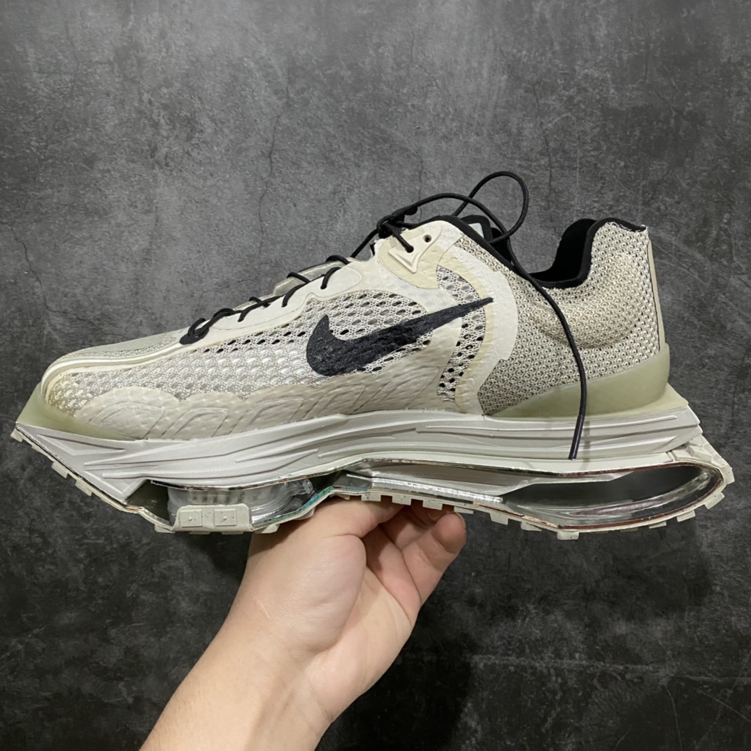 图片[2]-莞顶纯原版全码补货 未来战靴 重磅联乘 马修·M·威廉姆斯主理设计师品牌 Matthew M. Williams/MMW x Nike Zoom 004\”Stone\”004代机能坦克履带老爹厚底休闲运动跑步鞋 原楦原纸版数据开发版型 高韧度聚酯纤维针织轻盈透气鞋面材质 全掌TPU建构中板 中底嵌入双层EVA泡沫缓震物料 前掌嵌入两个Zoom Air纤维缓震单元 天价成本原档案8层模具组合鞋底 再次刷新大家对于鞋款外形的认知重型坦克硬核机能。 货号：CU0676-200 尺码：36 36.5 37.5 38 38.5 39 40 41 42 42.5 43 44 44.5 45-选品中心