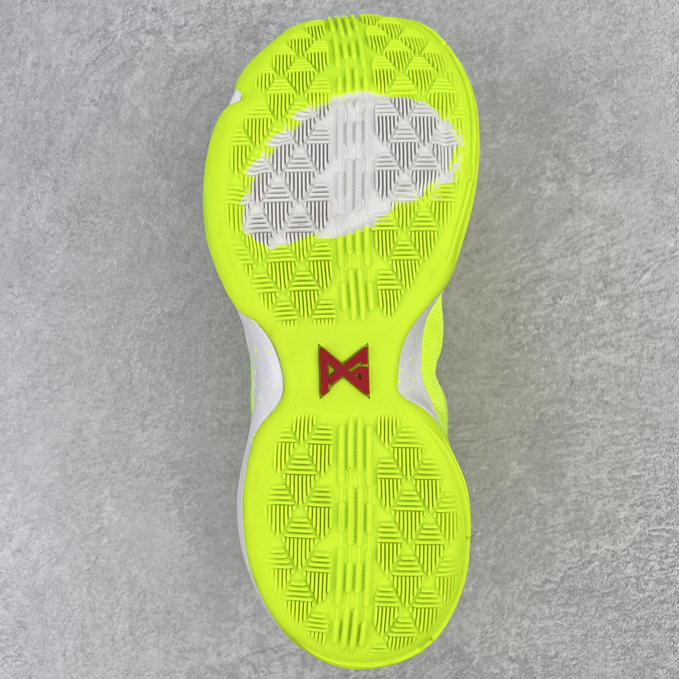 图片[8]-＃K版纯原福利 NK Paul George PG1 保罗乔治一代签名篮球鞋 荧光绿 878627-700 网眼布面与麂皮材质拼接合成的鞋身充满质感 鞋面与鞋底的鱼鳞纹路、携带扣的浮标形状设计的灵感来自于乔治最大的个人爱好一钓鱼 鞋身的F引ywire动态飞线与大绑带设计为球鞋提供了非常优秀的包妻和稳定性 中底则使用了Phylon泡棉加前掌Zoom Air气垫 带来轻盈而富有回弹力的缓震效果 球鞋后部的3M反光条设计则寓意着他那次著名的受伤事件 尺码：39 40 40.5 41 42 42.5 43 44 44.5 45 46-选品中心