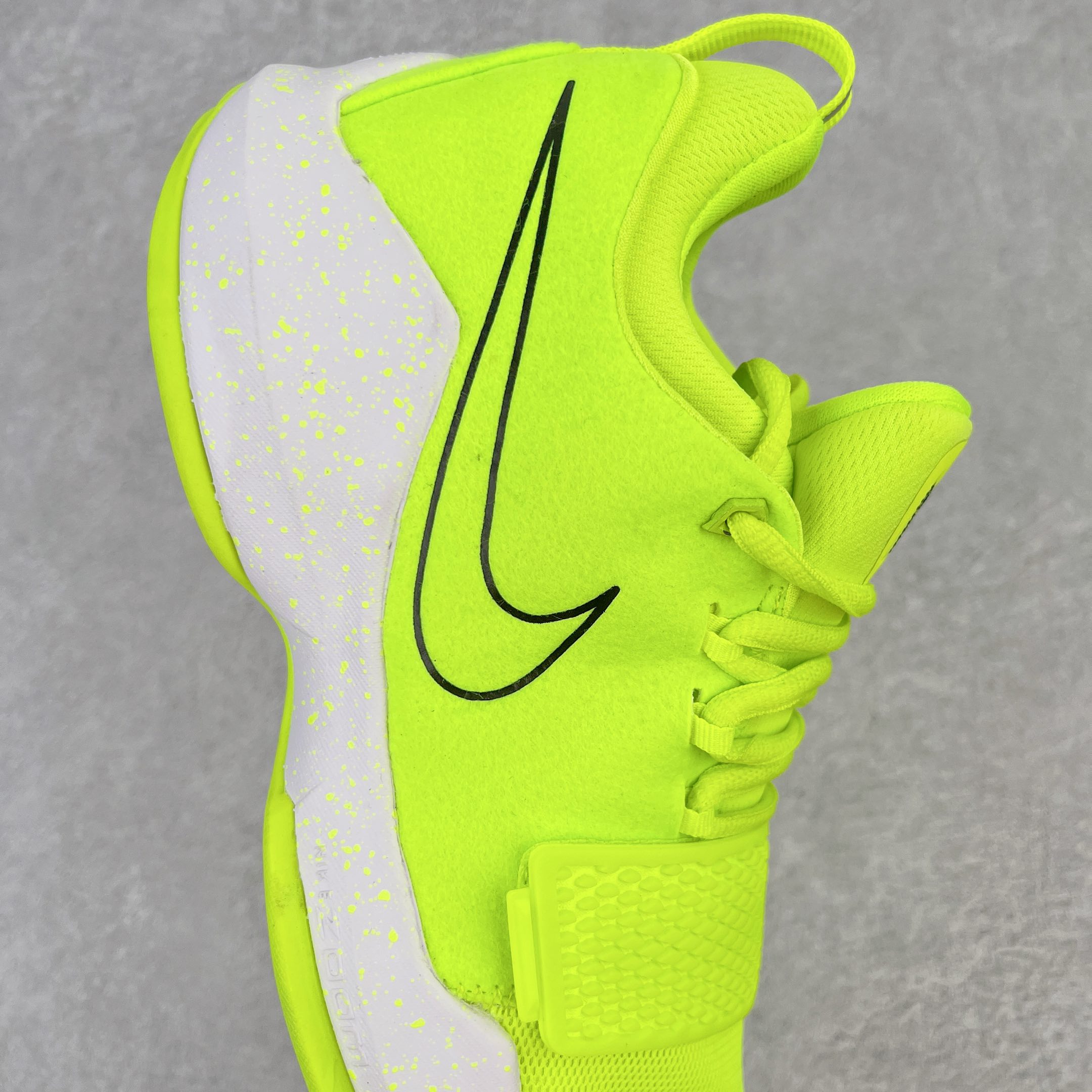 图片[6]-＃K版纯原福利 NK Paul George PG1 保罗乔治一代签名篮球鞋 荧光绿 878627-700 网眼布面与麂皮材质拼接合成的鞋身充满质感 鞋面与鞋底的鱼鳞纹路、携带扣的浮标形状设计的灵感来自于乔治最大的个人爱好一钓鱼 鞋身的F引ywire动态飞线与大绑带设计为球鞋提供了非常优秀的包妻和稳定性 中底则使用了Phylon泡棉加前掌Zoom Air气垫 带来轻盈而富有回弹力的缓震效果 球鞋后部的3M反光条设计则寓意着他那次著名的受伤事件 尺码：39 40 40.5 41 42 42.5 43 44 44.5 45 46-选品中心