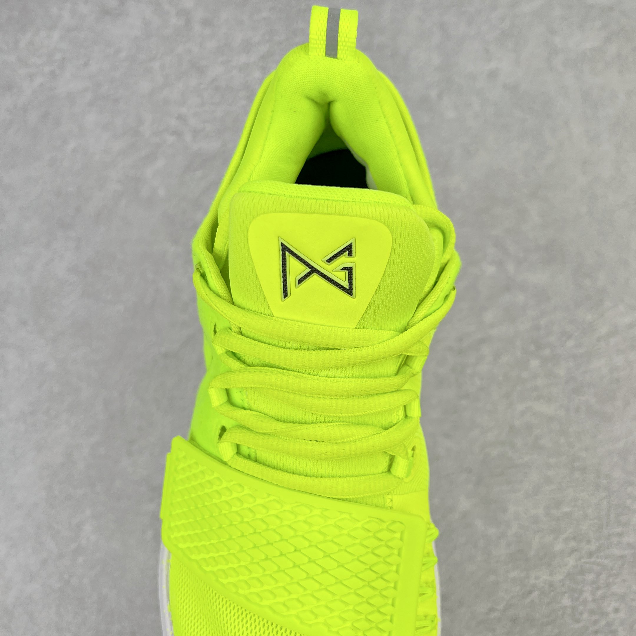 图片[5]-＃K版纯原福利 NK Paul George PG1 保罗乔治一代签名篮球鞋 荧光绿 878627-700 网眼布面与麂皮材质拼接合成的鞋身充满质感 鞋面与鞋底的鱼鳞纹路、携带扣的浮标形状设计的灵感来自于乔治最大的个人爱好一钓鱼 鞋身的F引ywire动态飞线与大绑带设计为球鞋提供了非常优秀的包妻和稳定性 中底则使用了Phylon泡棉加前掌Zoom Air气垫 带来轻盈而富有回弹力的缓震效果 球鞋后部的3M反光条设计则寓意着他那次著名的受伤事件 尺码：39 40 40.5 41 42 42.5 43 44 44.5 45 46-选品中心